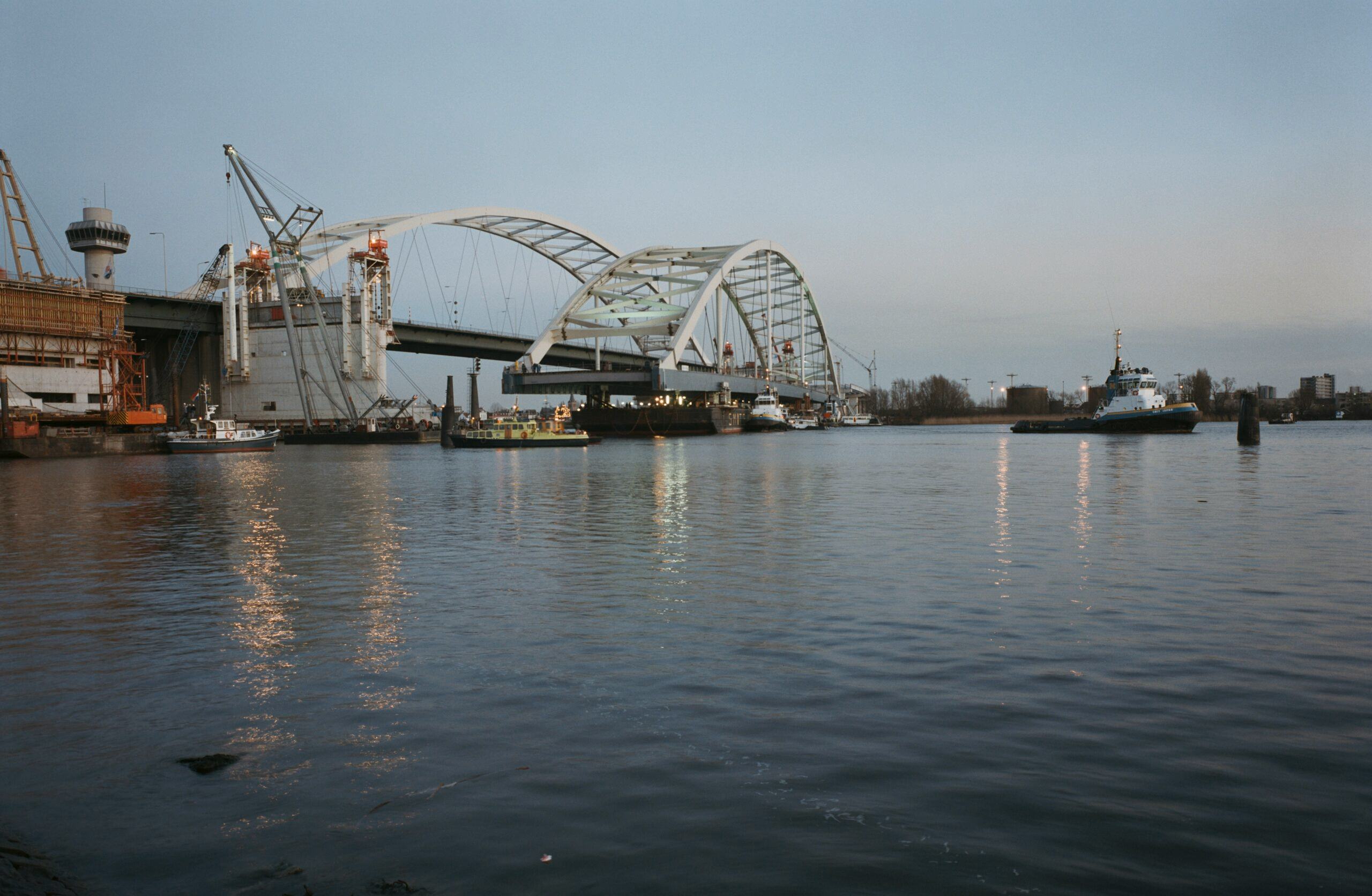 Het invaren van de westboog van de Van Brienenoordbrug in februari 1989. Het is de bedoeling deze boog in 2030 te vervangen door een compleet nieuw exemplaar. Foto: Beeldarchief RWS