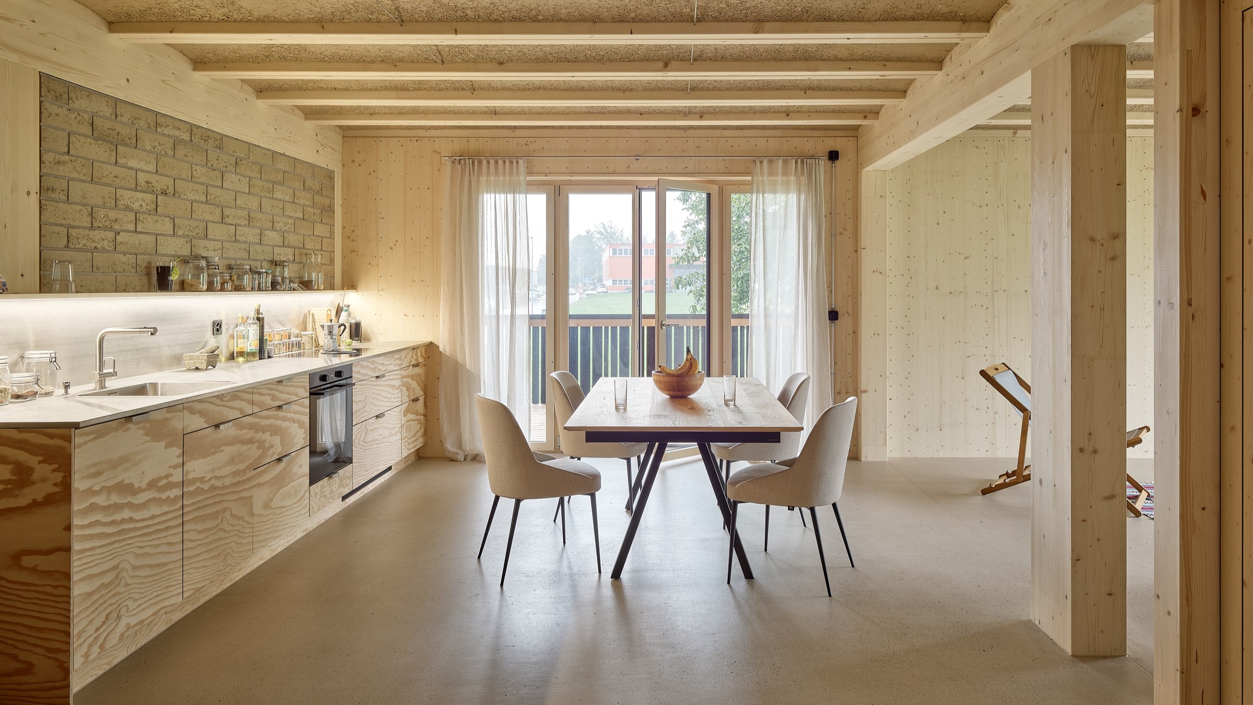 De Rematter-vloer levert een forse houtbesparing: zo’n 45 procent ten opzichte van een standaard CLT-vloer. Het houten vloerpaneel aan de bovenkant bestaat uit slechts drie dunne laagjes. Beeld: Roland Bernath