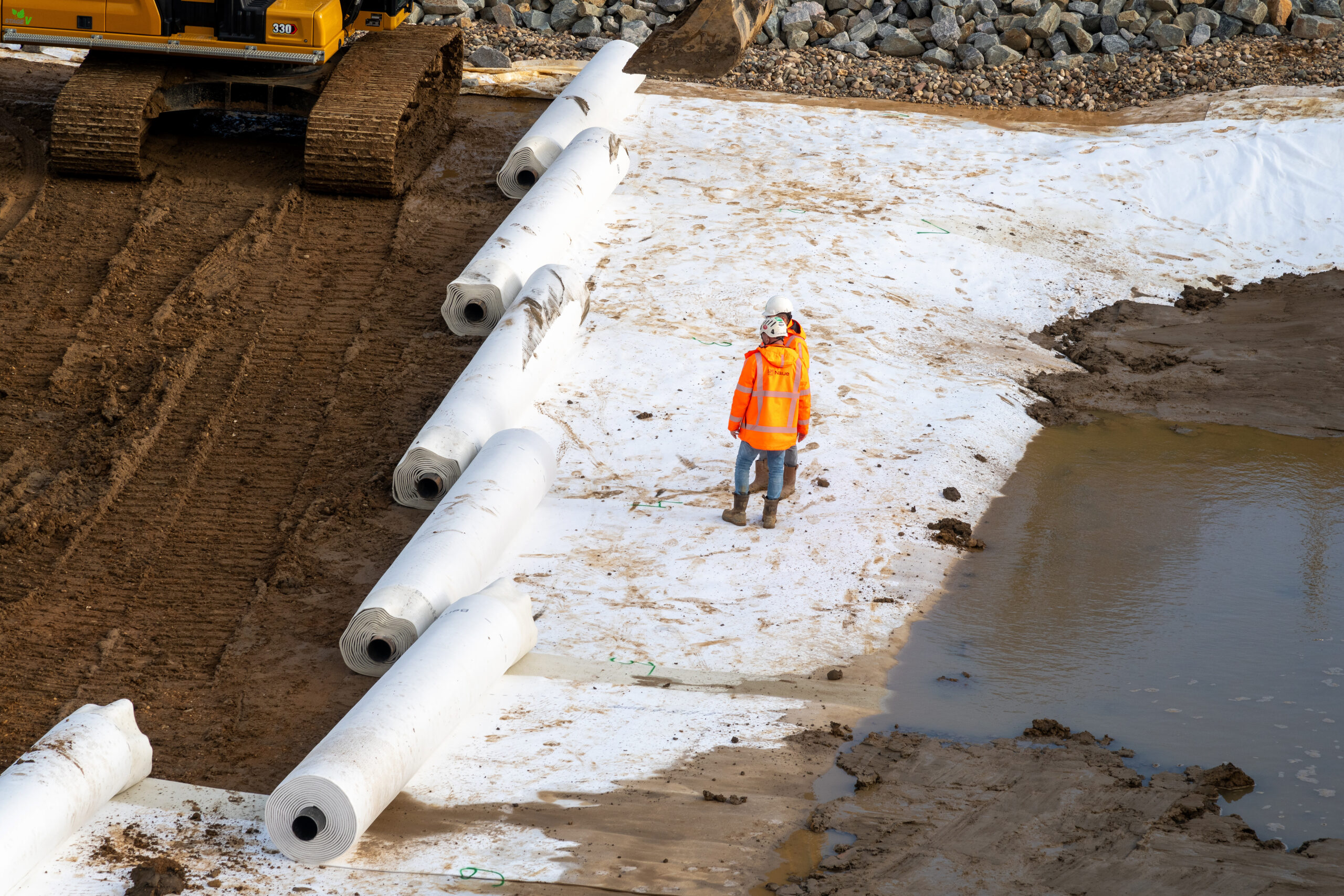 De matten worden zo op de bodem van het Julianakanaal gelegd dat één doorgaande laag van 1 centimeter dik bentoniet ontstaat. Foto: RWS / Studio Retouched. 