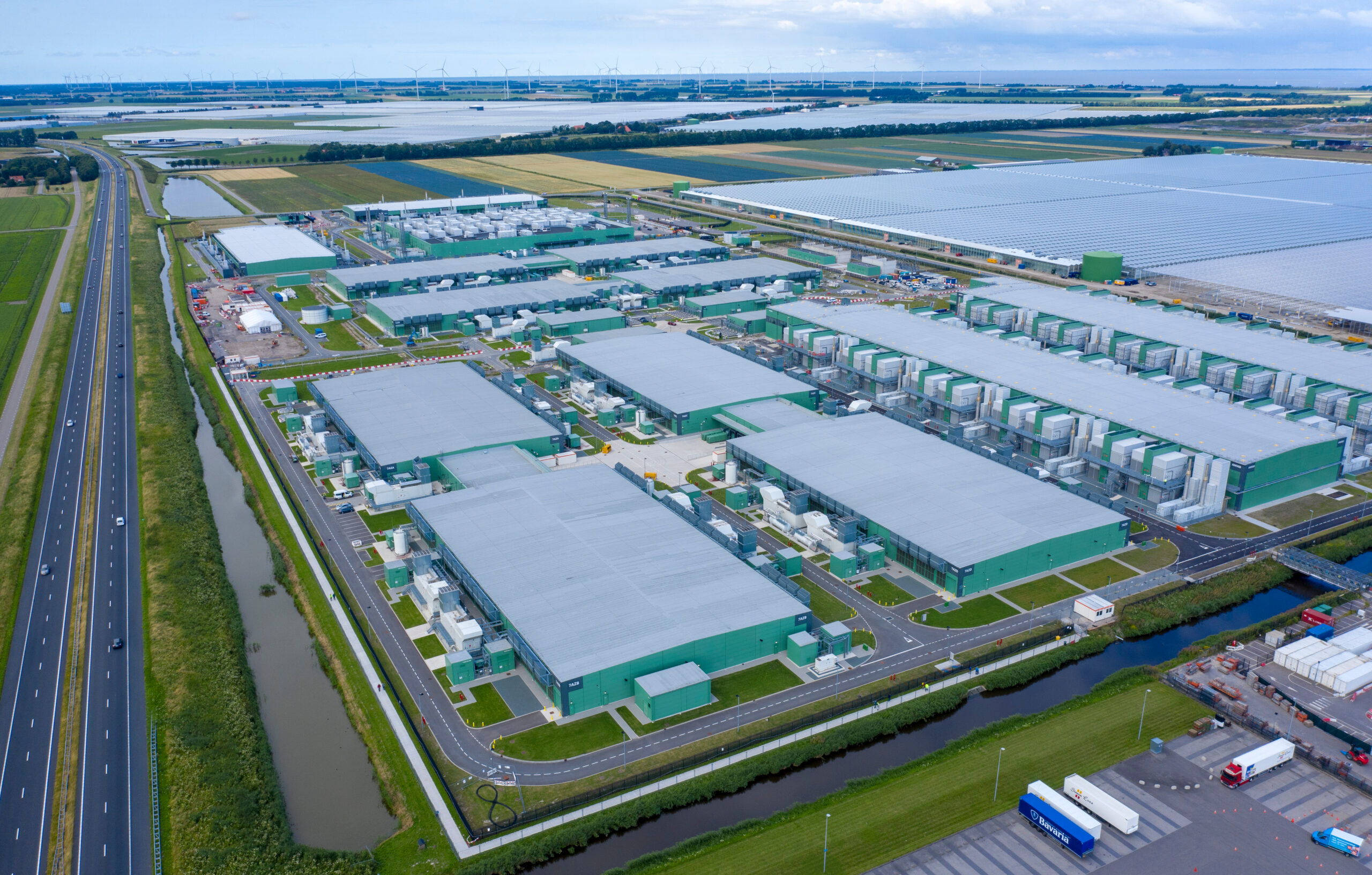 Het bestaande Microsoft datacenter aan de A7 in Noord-Holland, nabij Wieringerwerf. Foto: Shutterstock