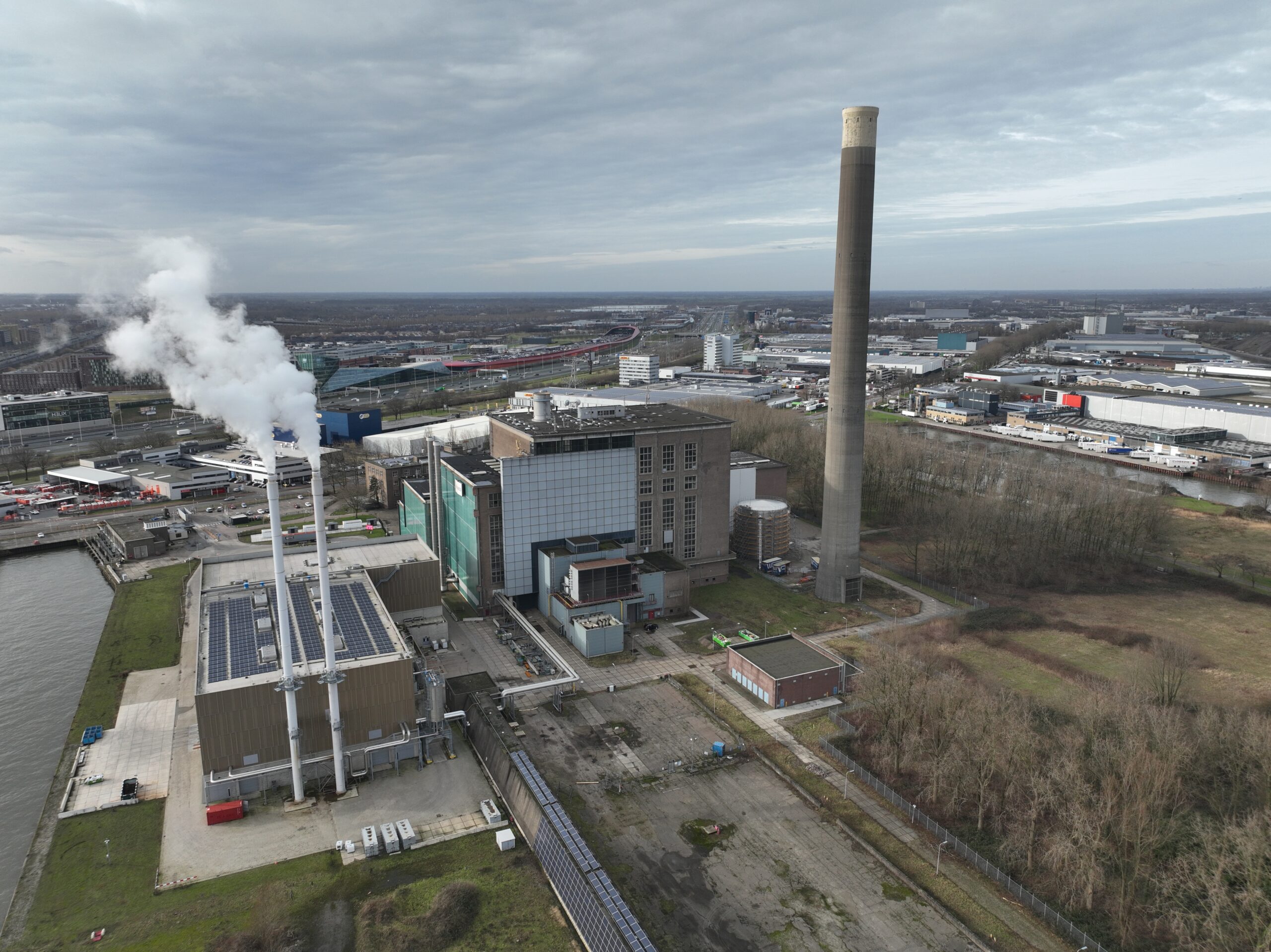 De BioWarmte Installatie Lage Weide (BWI) verwerkt Nederlandse reststromen hout en zet deze om in duurzame stadswarmte. Foto: Shutterstock