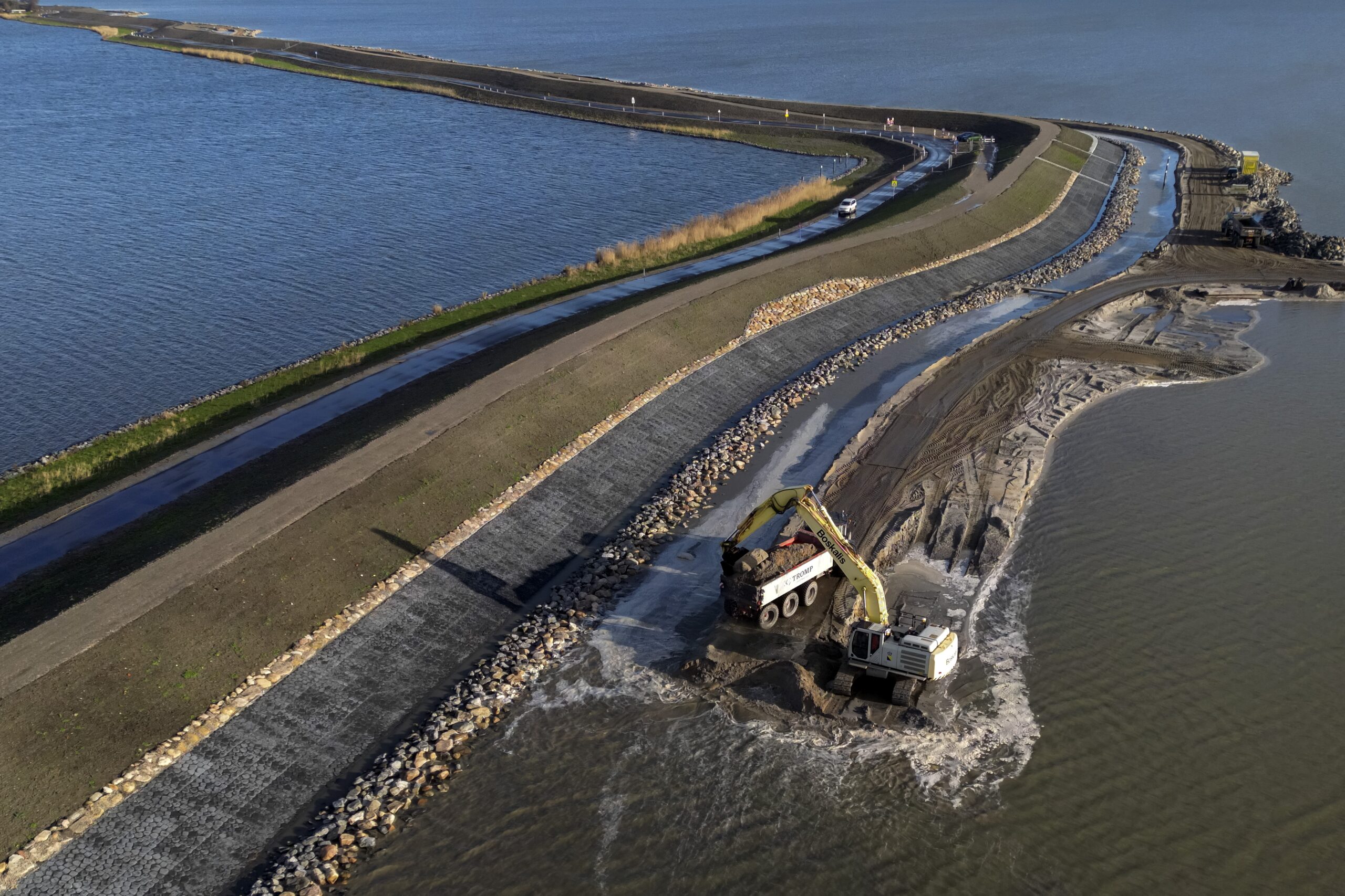 Luchtfoto van de werkzaamheden aan de dijk bij Durgerdam.  Foto: Sander Koning / ANP
