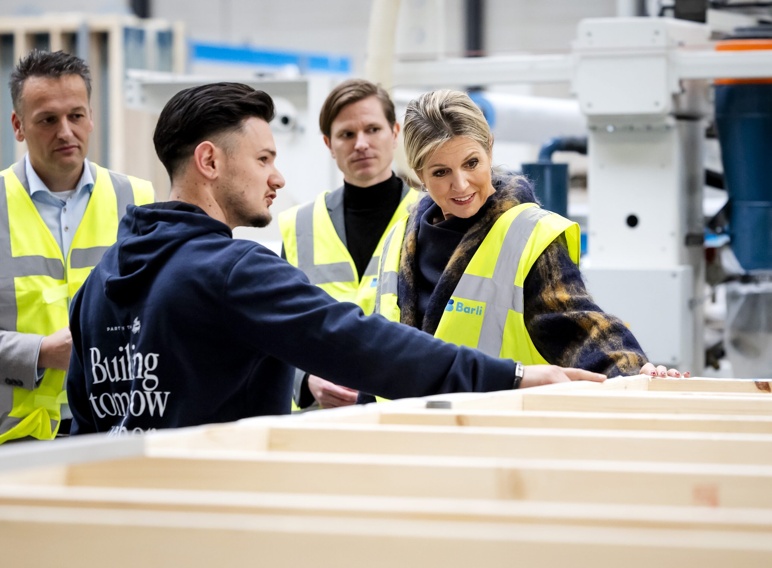 Koningin Maxima krijgt bij woningfabriek Barli. Haar werkbezoek staat in het teken van biobased bouwen. Foto: Sem van der Wal / ANP