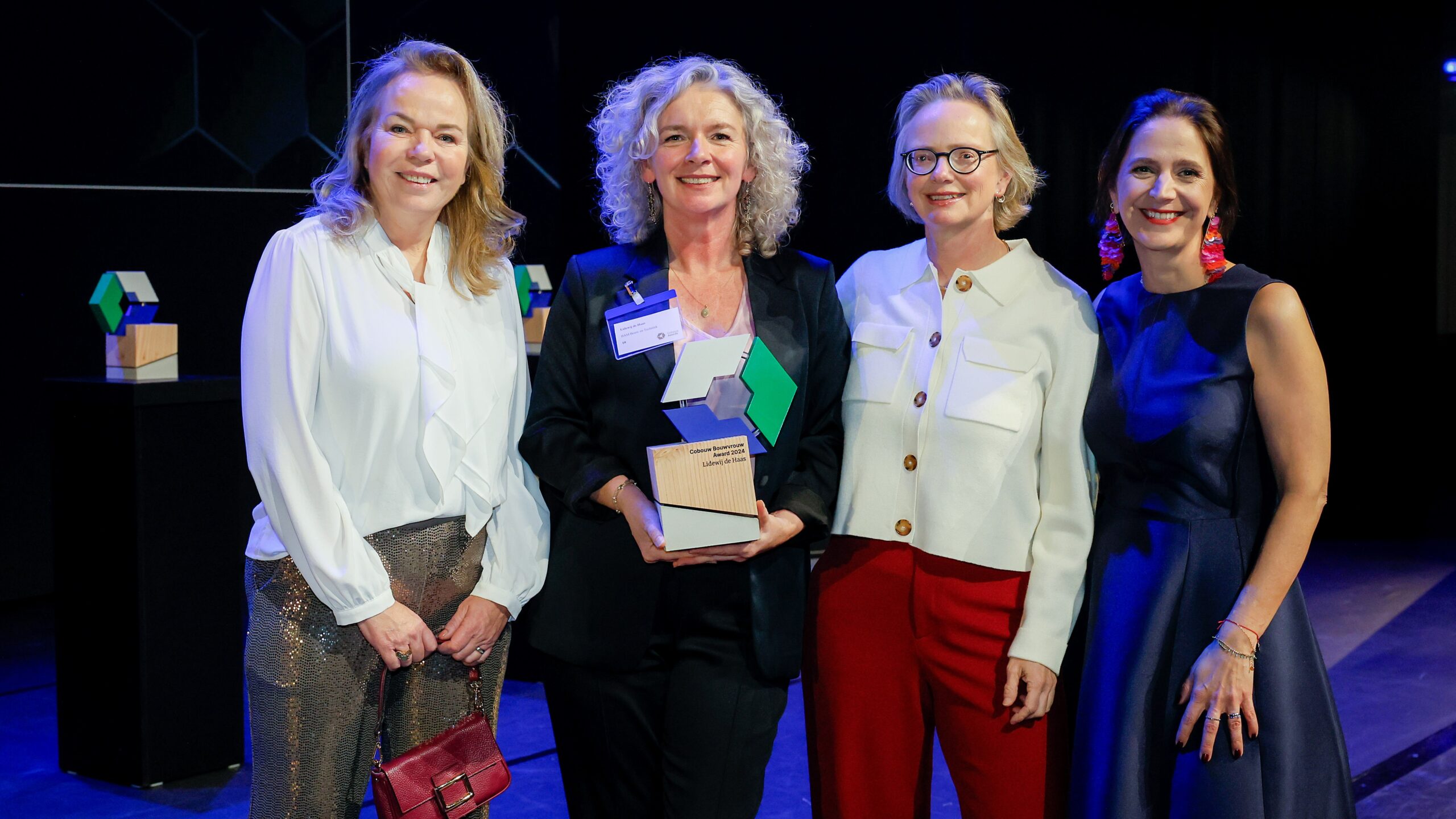 Lidewij de Haas, tweede van links, werd in november uitgeroepen tot bouwvrouw van het jaar. Foto: Cobouw
