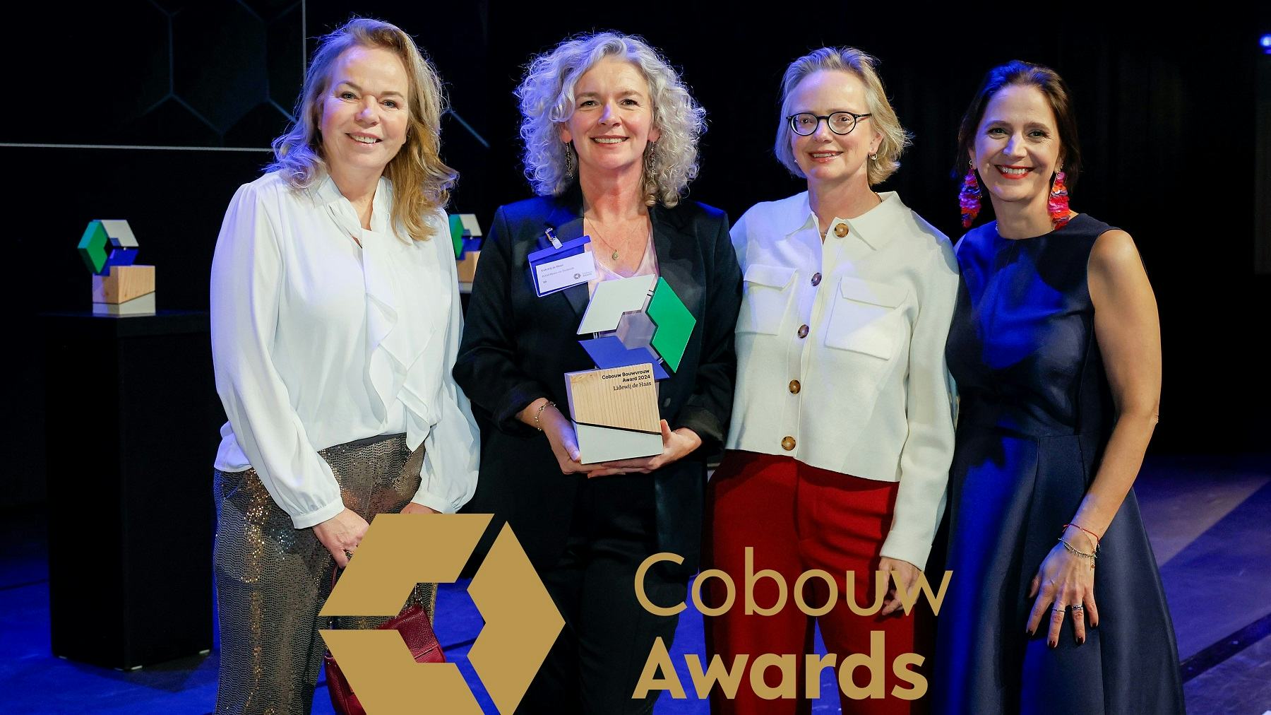 Lidewij de Haas, tweede van links, werd in november 2024 uitgeroepen tot bouwvrouw van het jaar. Foto: Cobouw
