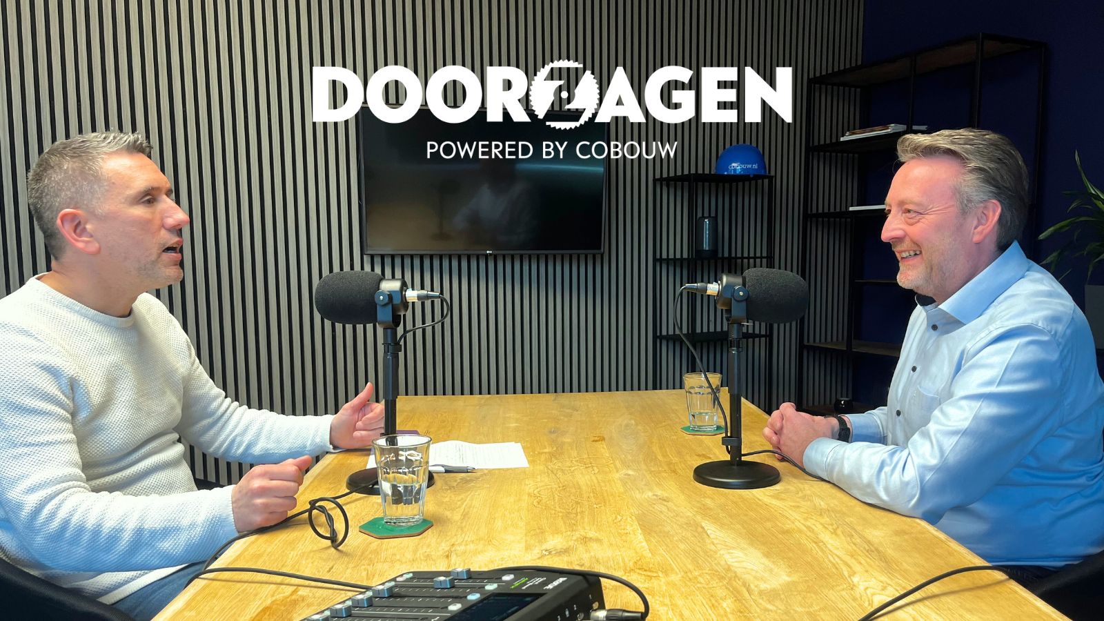 Journalist Thomas van Belzen in gesprek met David den Boer, directeur bij Peutz in de studio van Doorzagen. Foto: Cobouw
