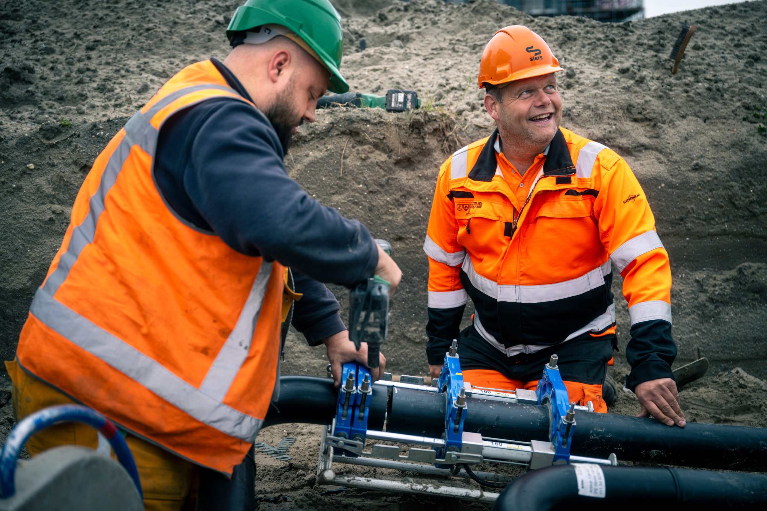 Medewerkers van Siers leggen een ZLT-warmtenetwerk aan. Foto: Siers