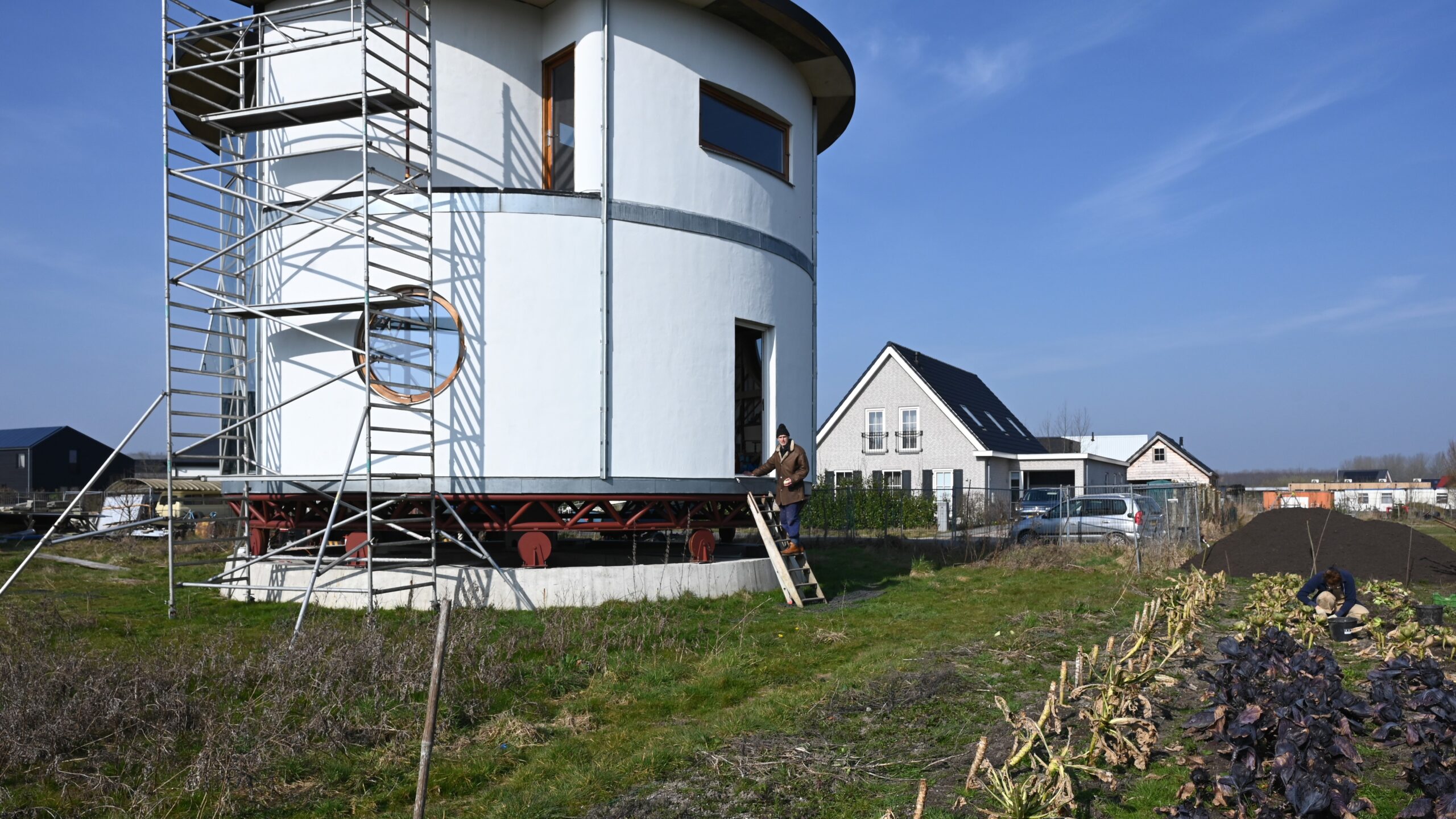 Joost Conijn bij zijn draaiende huis in Almere. Foto: Ries van Wendel de Joode 
