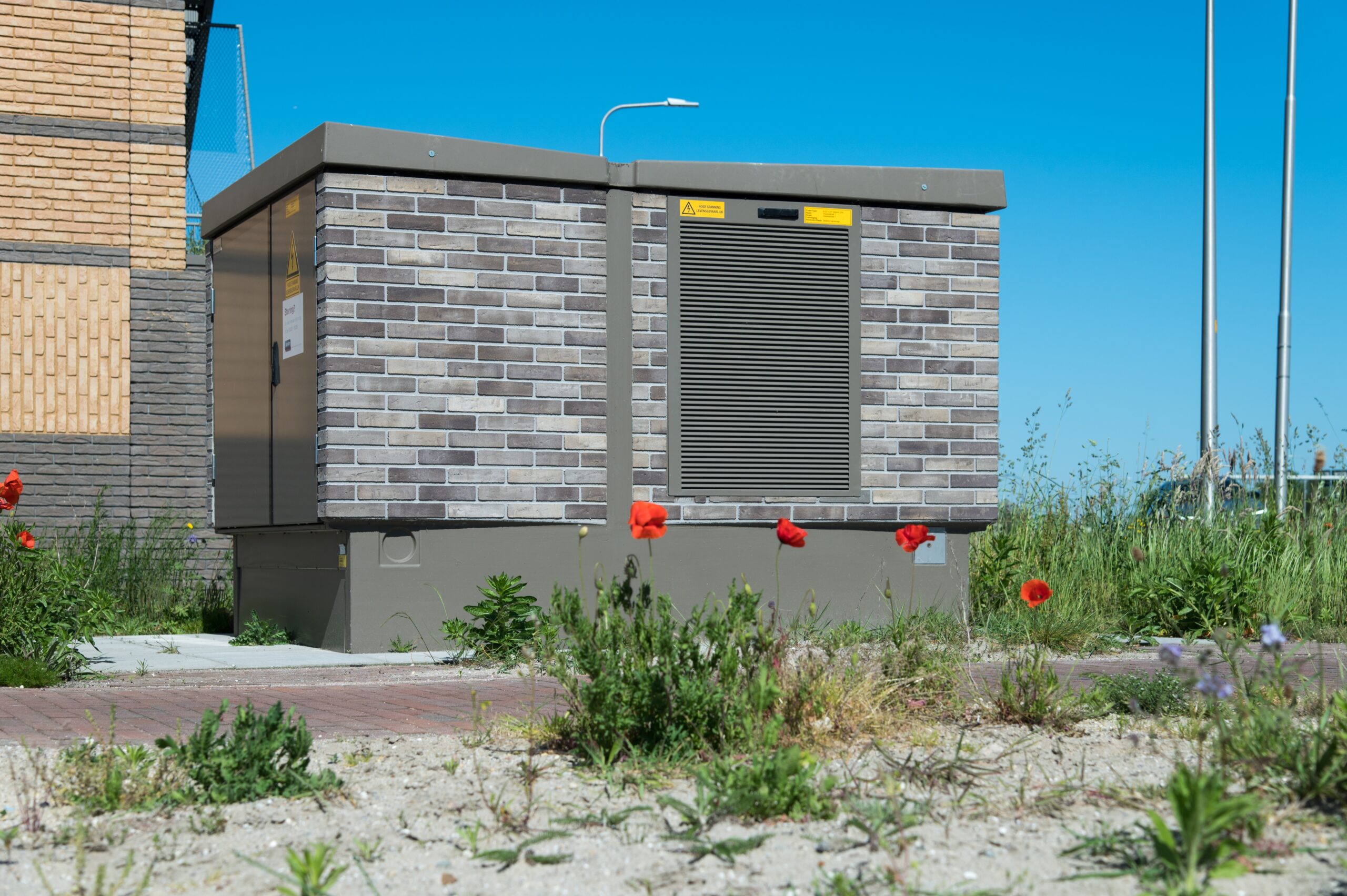 Nieuw transformatiehuisje in Harderwijk. Deze huisjes moeten de komende jaren massaal worden gebouwd om het stroomnet te verzwaren. Foto: Tom van Hoorn/Shutterstock