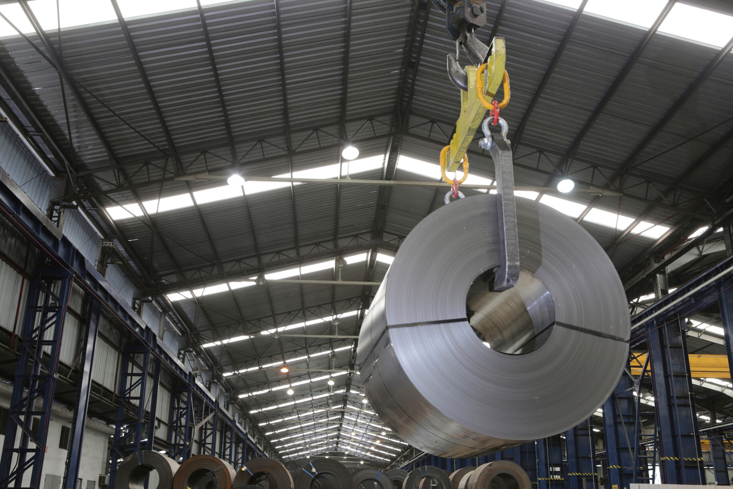 Koudgewalste staalrol in staalfabriek. Foto: Casa da Photo / Shutterstock