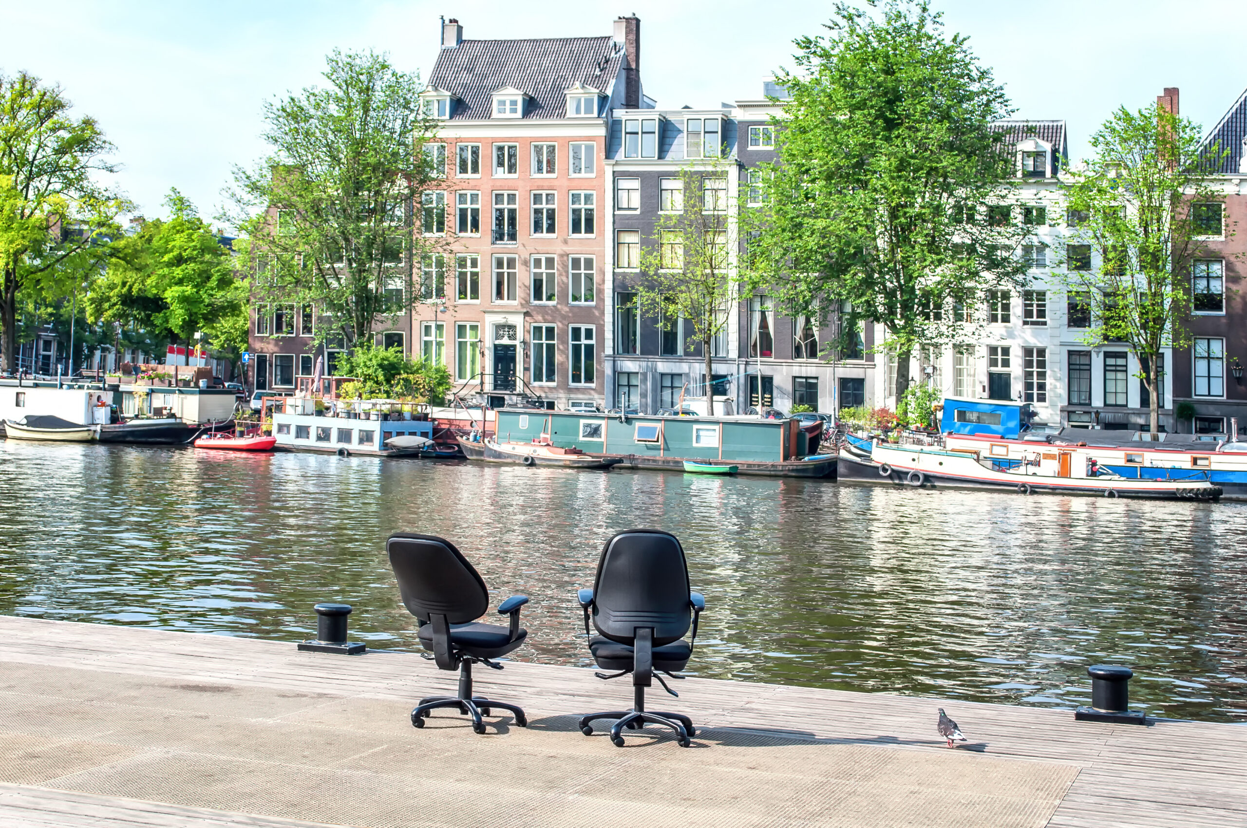 In Amsterdam en omgeving zouden 8.000 kantoren zijn zonder verplicht label. Na bureaustudie van studenten bleven daar nog 1.400 van over. Foto: ArtShotPhoto/Shutterstock