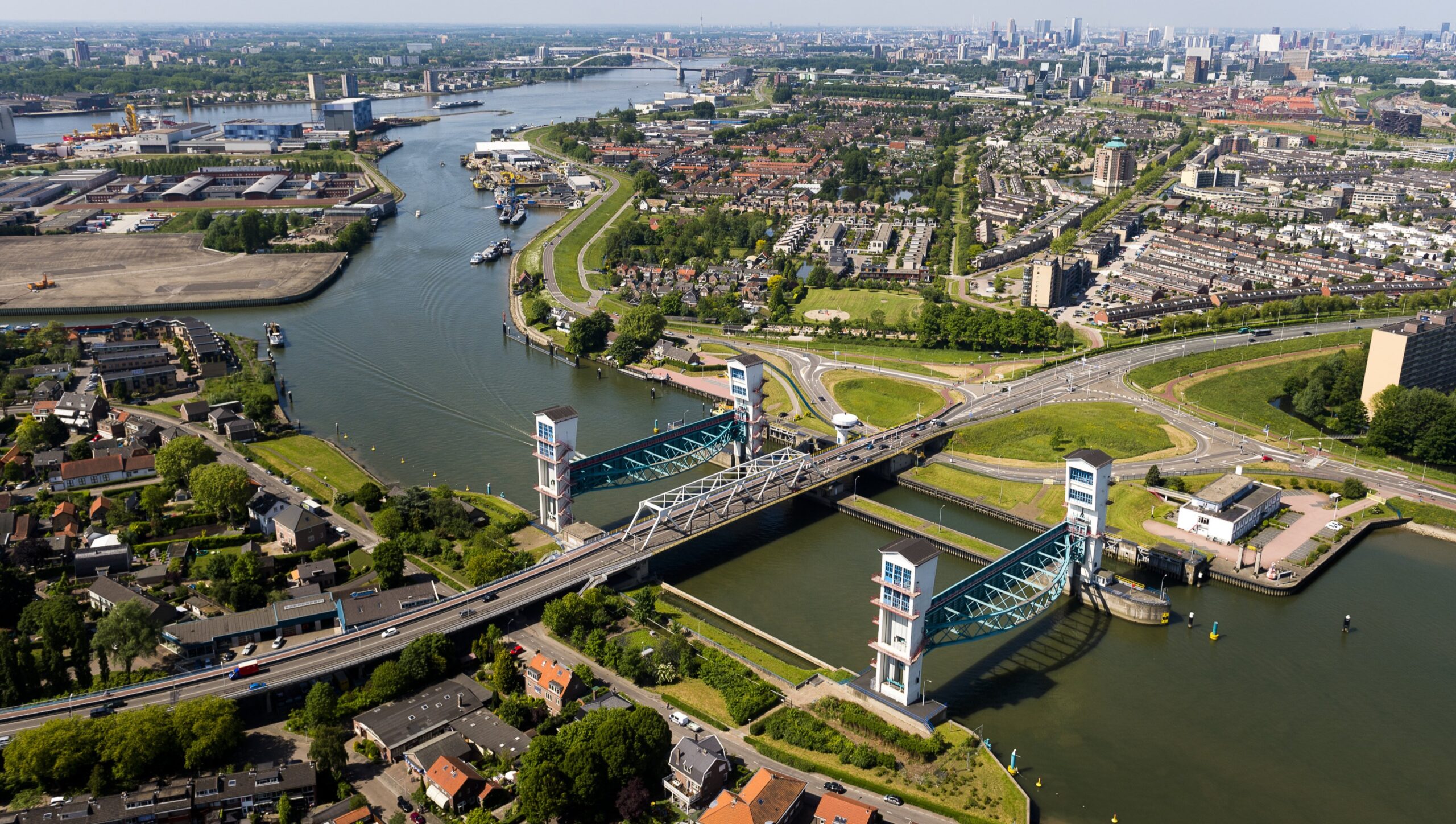 De Algerabrug bij Krimpen aan den IJssel, met in de verte de Van Brienenoordbrug. Beeld: Rijkswaterstaat
