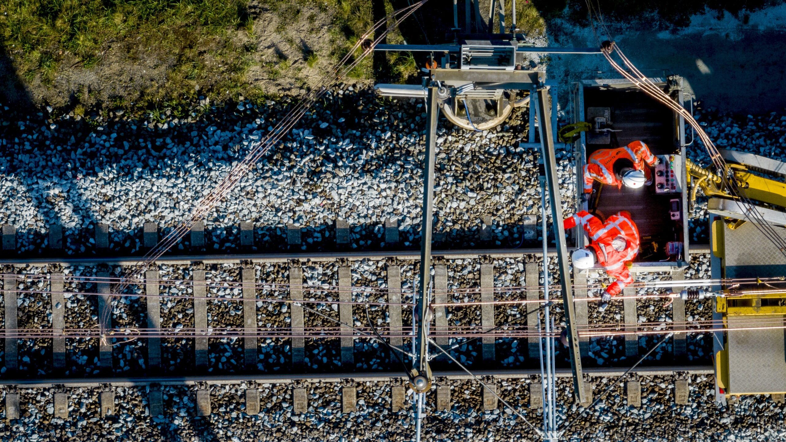 Op de dag van het noodlottige ongeval in Voorschoten: medewerkers van Prorail zijn druk bezig het spoor en de bovenleiding te herstellen. Foto: ANP