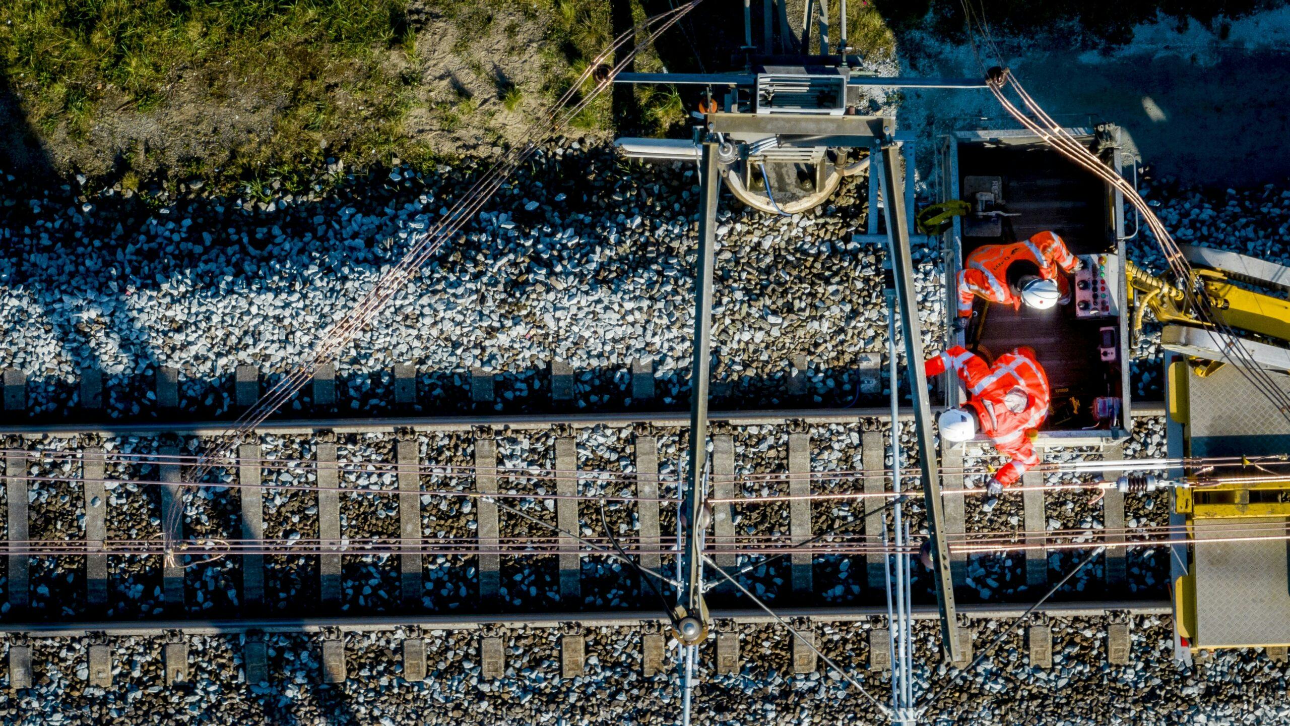 Op de dag van het noodlottige ongeval in Voorschoten: medewerkers van Prorail zijn druk bezig het spoor en de bovenleiding te herstellen. Foto: ANP