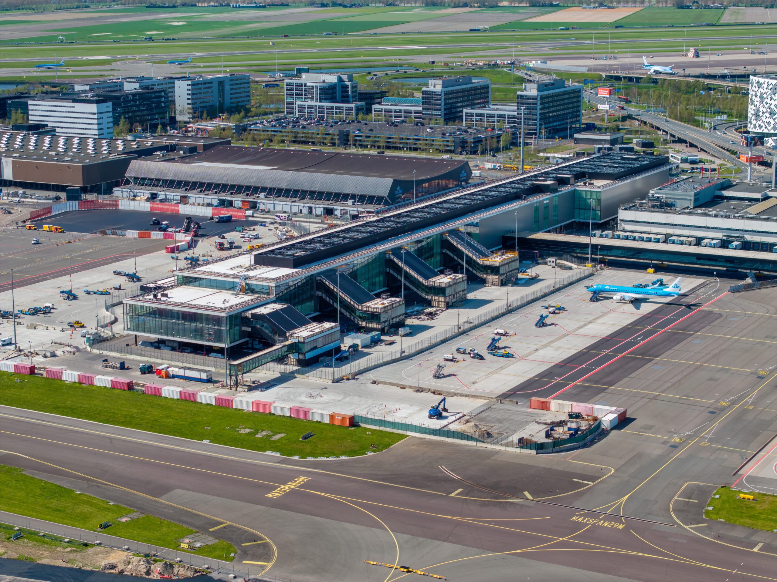 De A-pier in aanbouw medio 2024. De nieuwe aannemer BAM is nog zeker twee jaar bezig met de voltooiing. De projectkosten zijn opgelopen tot 1,4 miljard euro. Foto: Peter Bakker/ANP