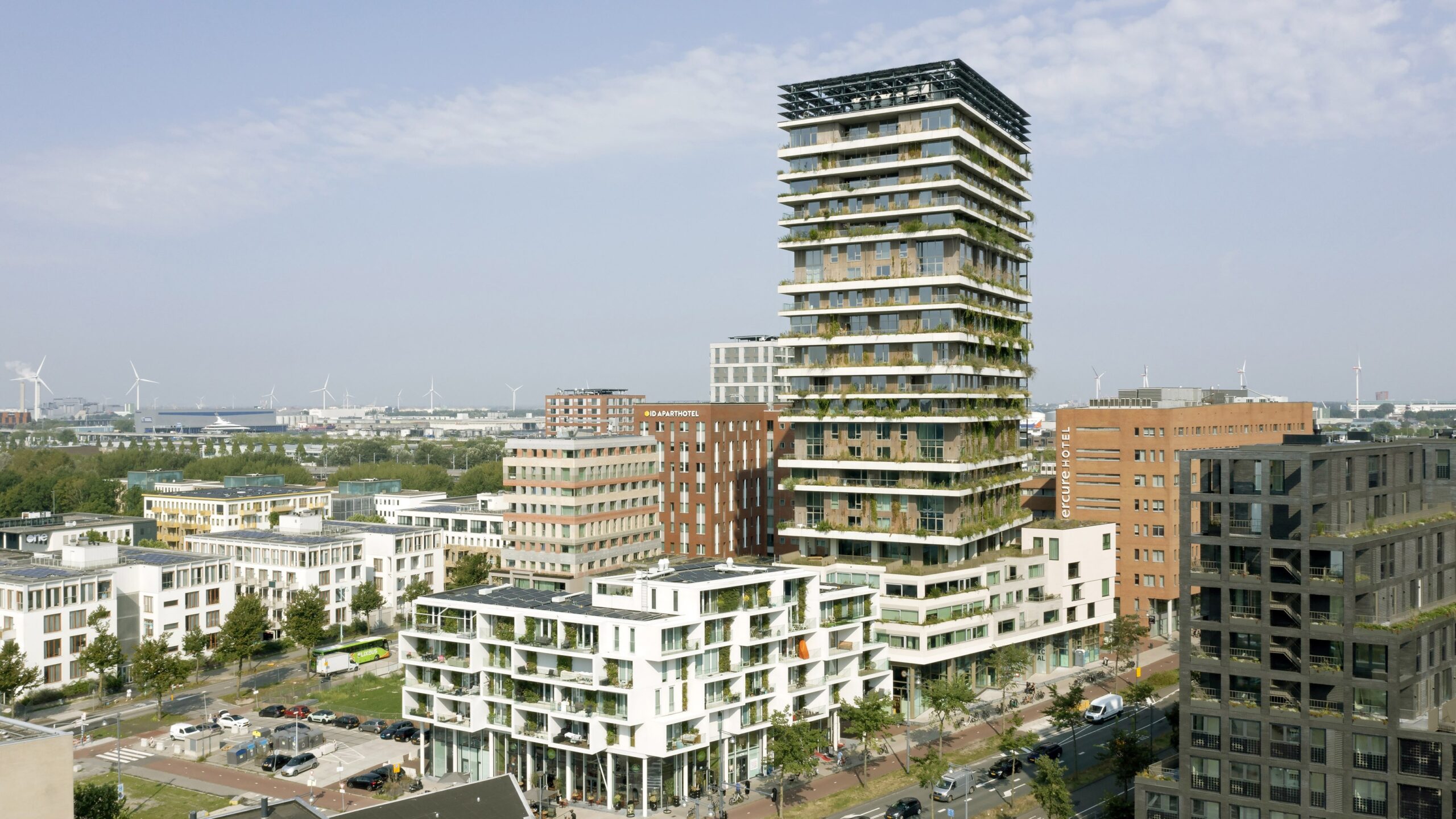 Heijmans besloot nog tijdens het bouwproces van Vertical een irrigatiesysteem aan te leggen dat de planten van bovenaf bewatert. Foto: Marcel van der Burg