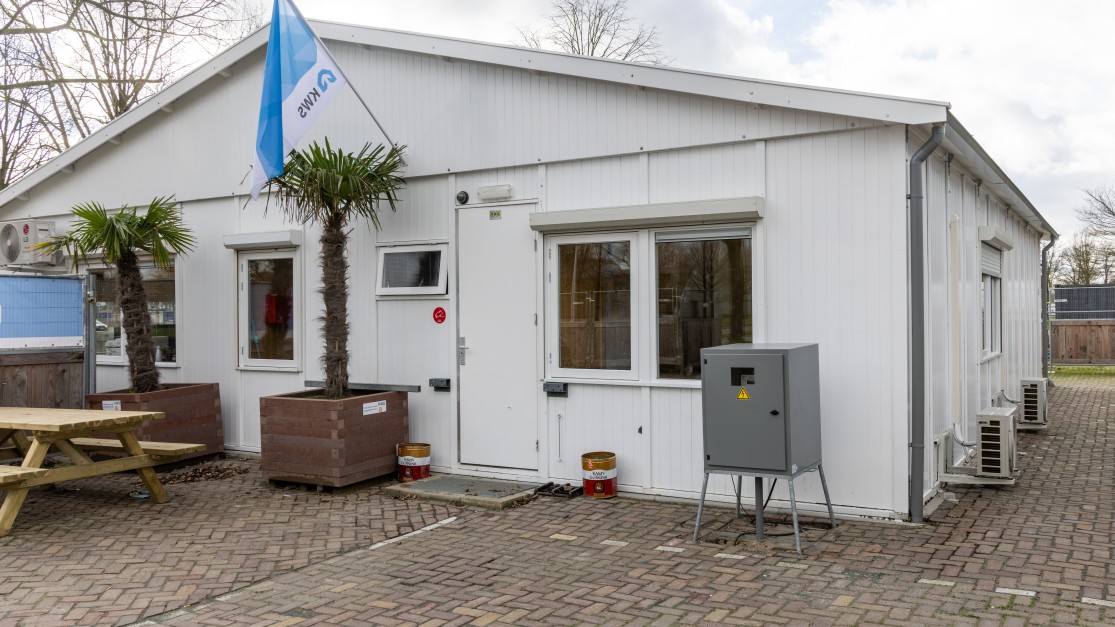 De bouwkeet in het Amsterdamse stadsdeel Nieuw-West draait volledig op waterstof en zelf opgewekte zonnestroom. Foto: KWS