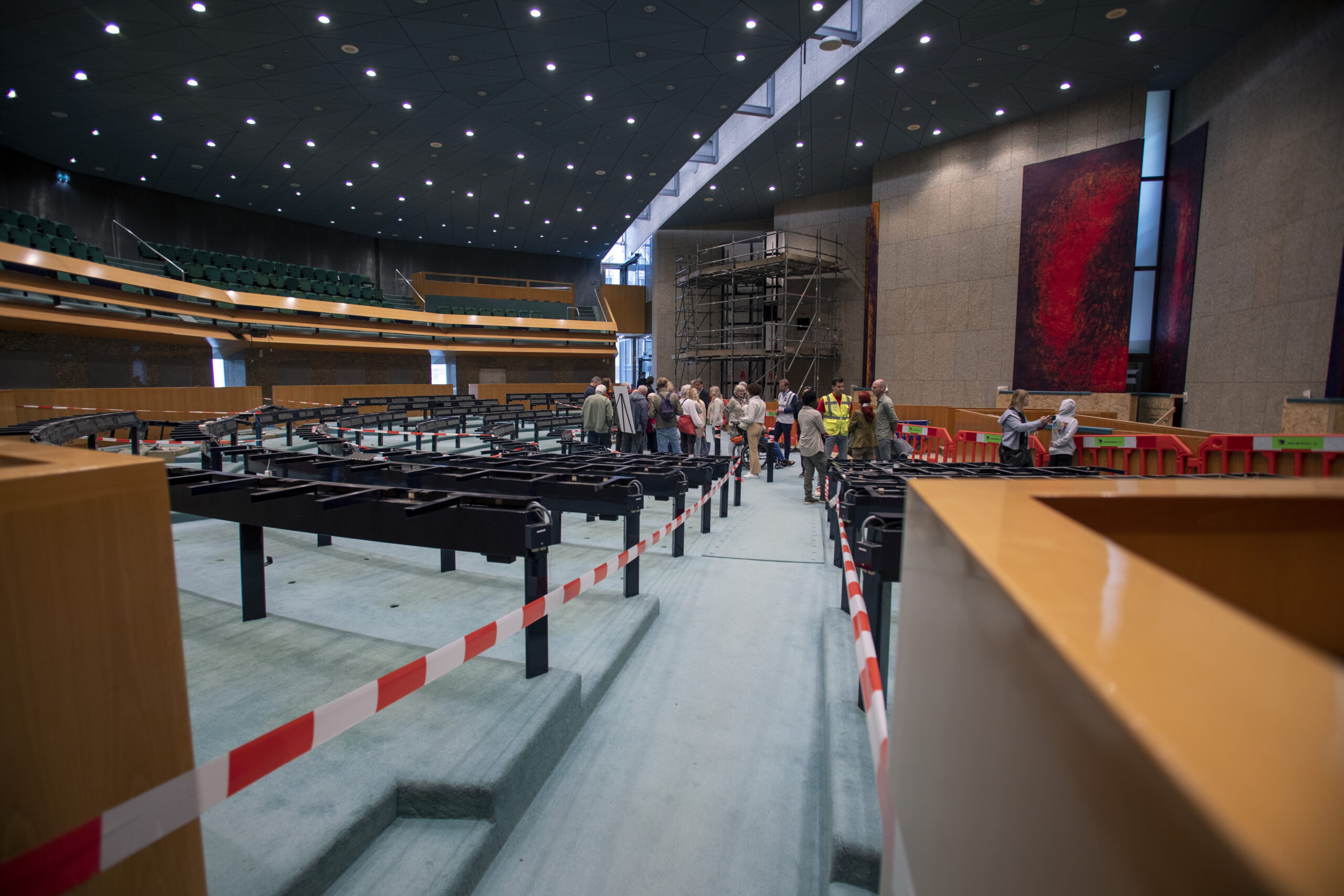 De plenaire zaal van de Tweede Kamer vorig jaar tijdens de Dag van de Bouw. TBI was toen nog vooral druk met het strippen van het gebouw en inpakken van kwetsbare delen. Foto: Suzanne van de Kerk