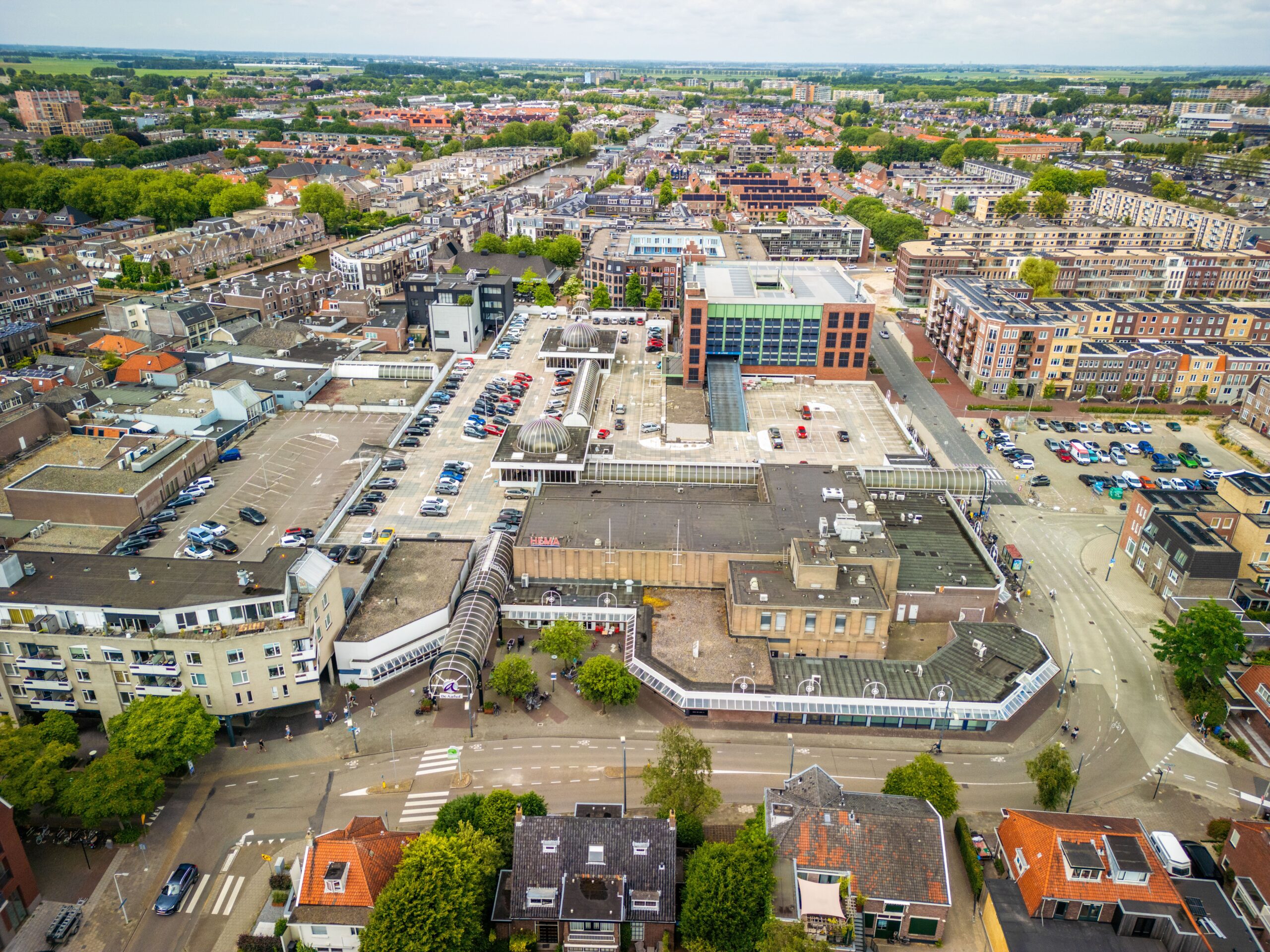 Winkelcentrum De Aarhof in Alphen aan de Rijn. Een duo onder de naam De Stem van Alphen strijdt hier al jaren tegen de komst van nieuwbouw. Foto: Josh Walet / ANP