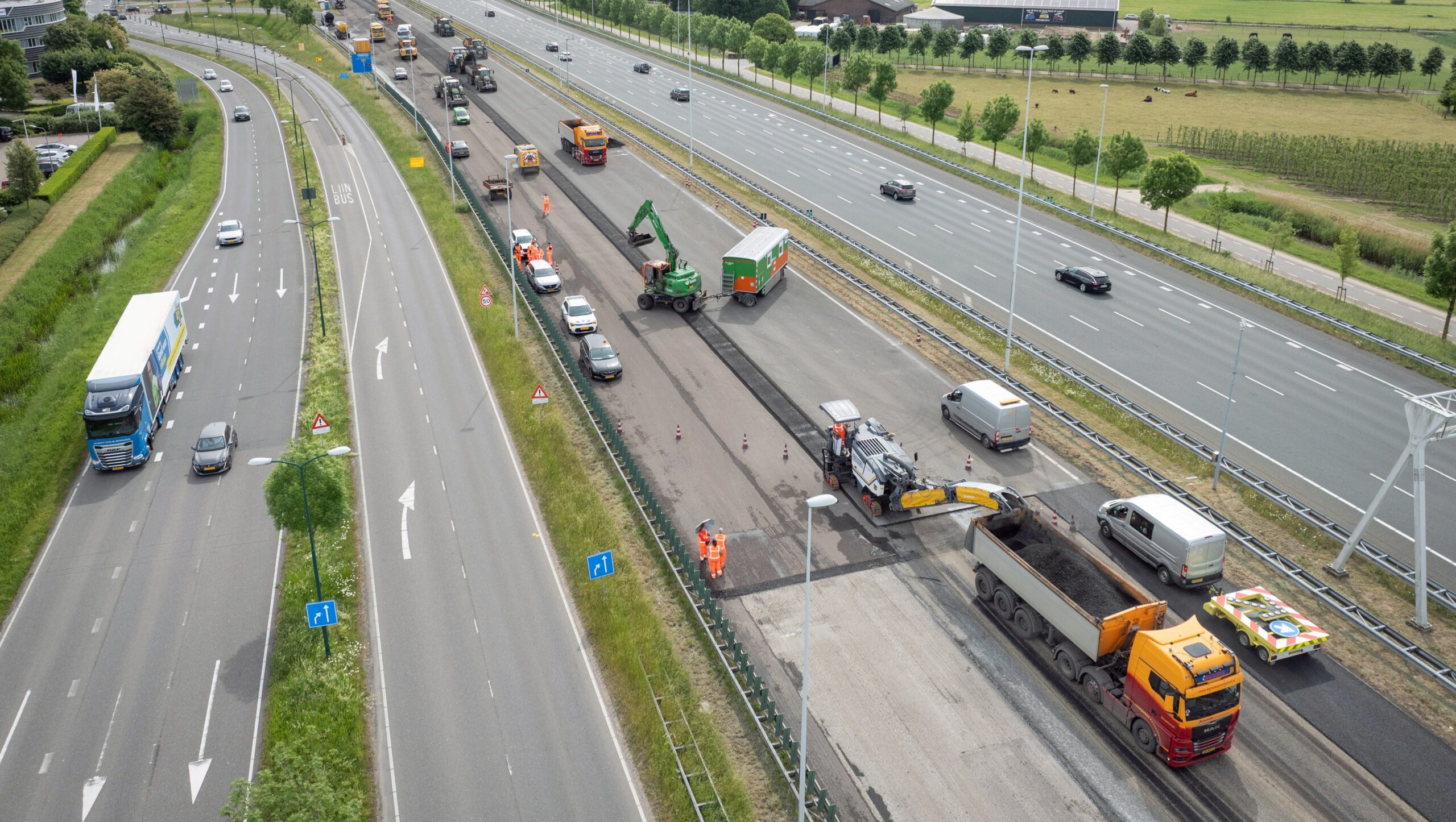 Tijdens het groot onderhoud aan de A12 in mei krijgen alle rijbanen in één keer nieuw en stiller asfalt. Foto: Sjef Prins / APA Foto
