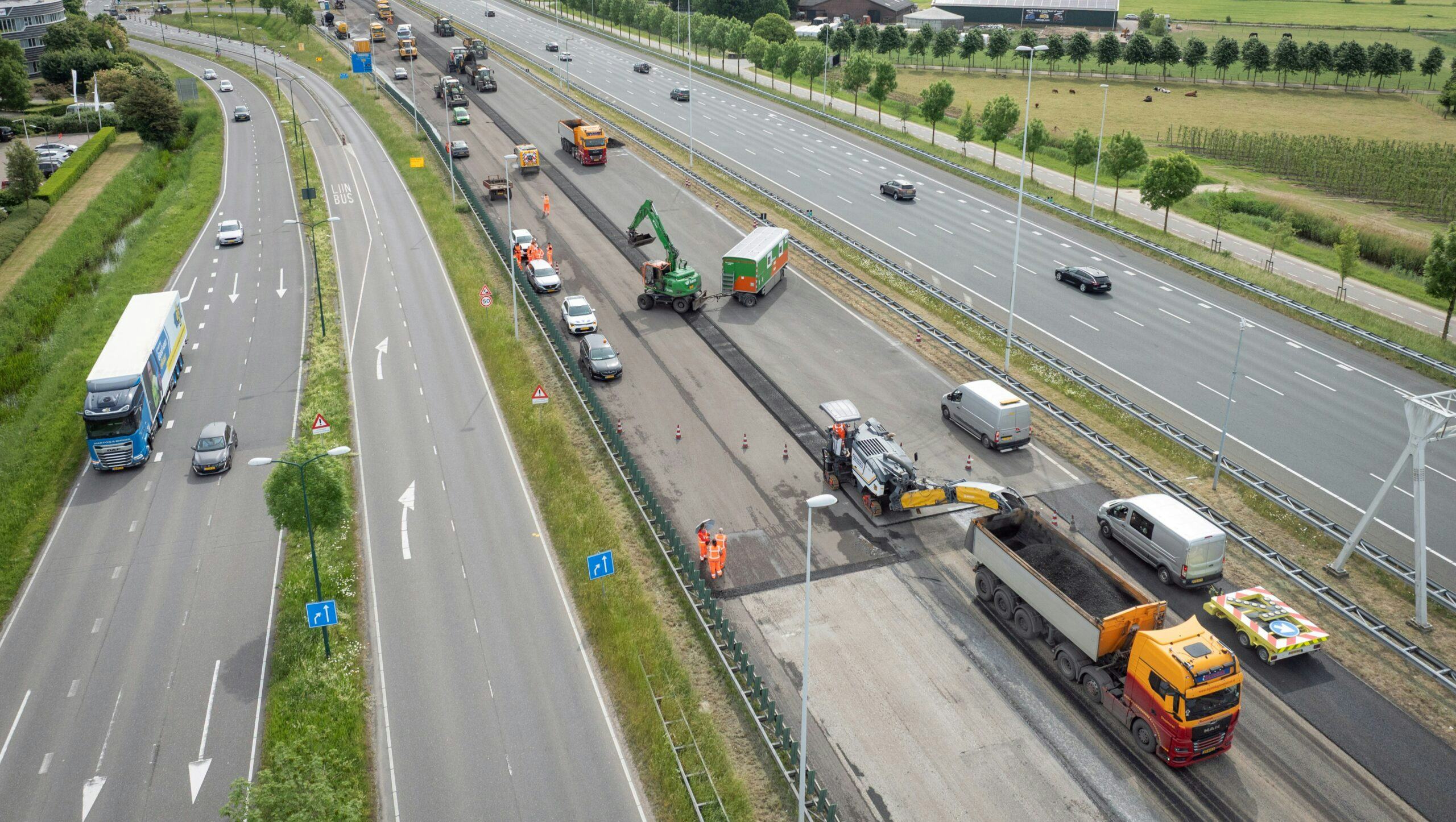 Tijdens het groot onderhoud aan de A12 in mei krijgen alle rijbanen in één keer nieuw en stiller asfalt. Foto: Sjef Prins / APA Foto