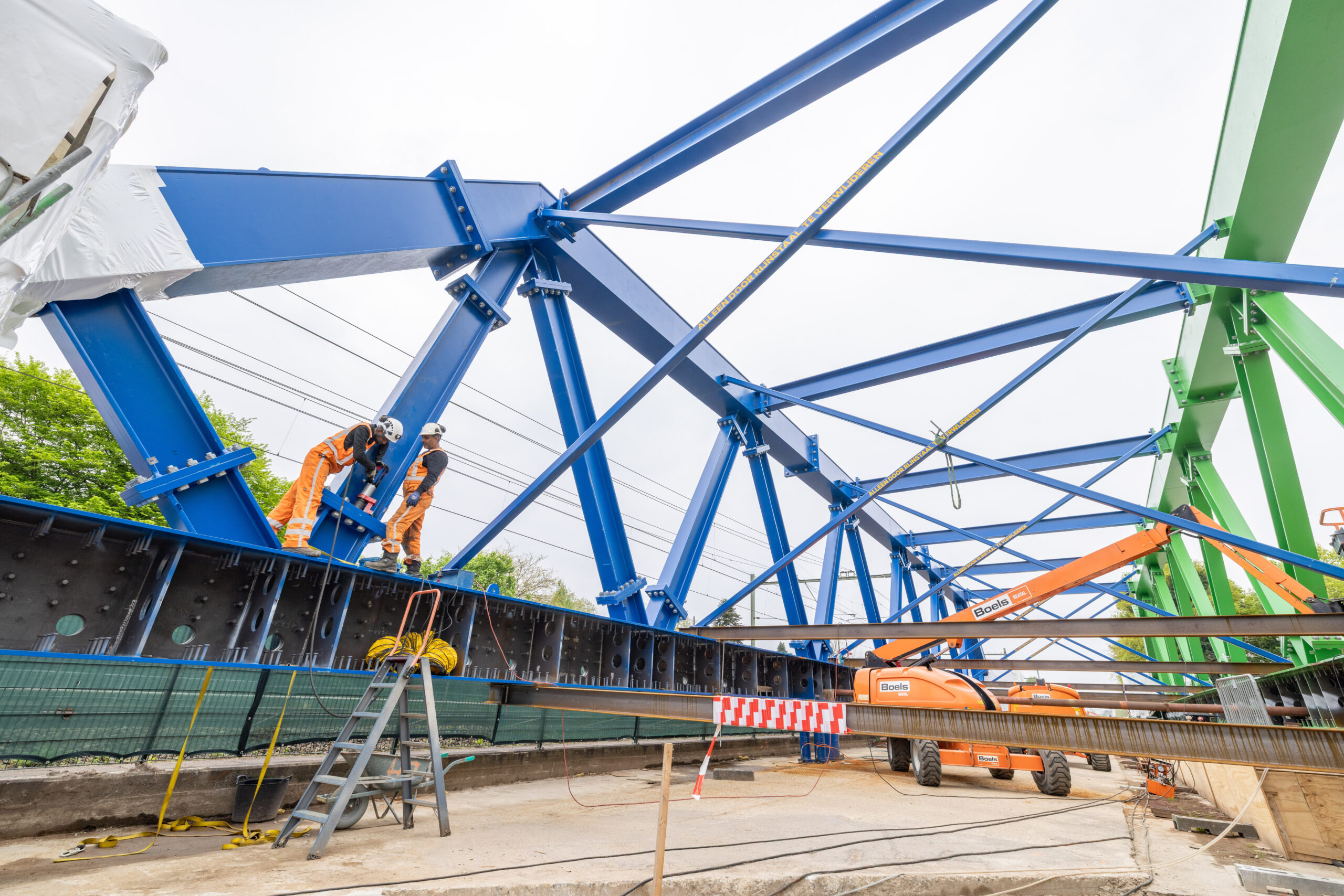 De tijdelijke spoorbrug in Vught wordt dit najaar in gebruik genomen en zal zeker vijf jaar dienst doen. Foto: Sjef Prins/APA  