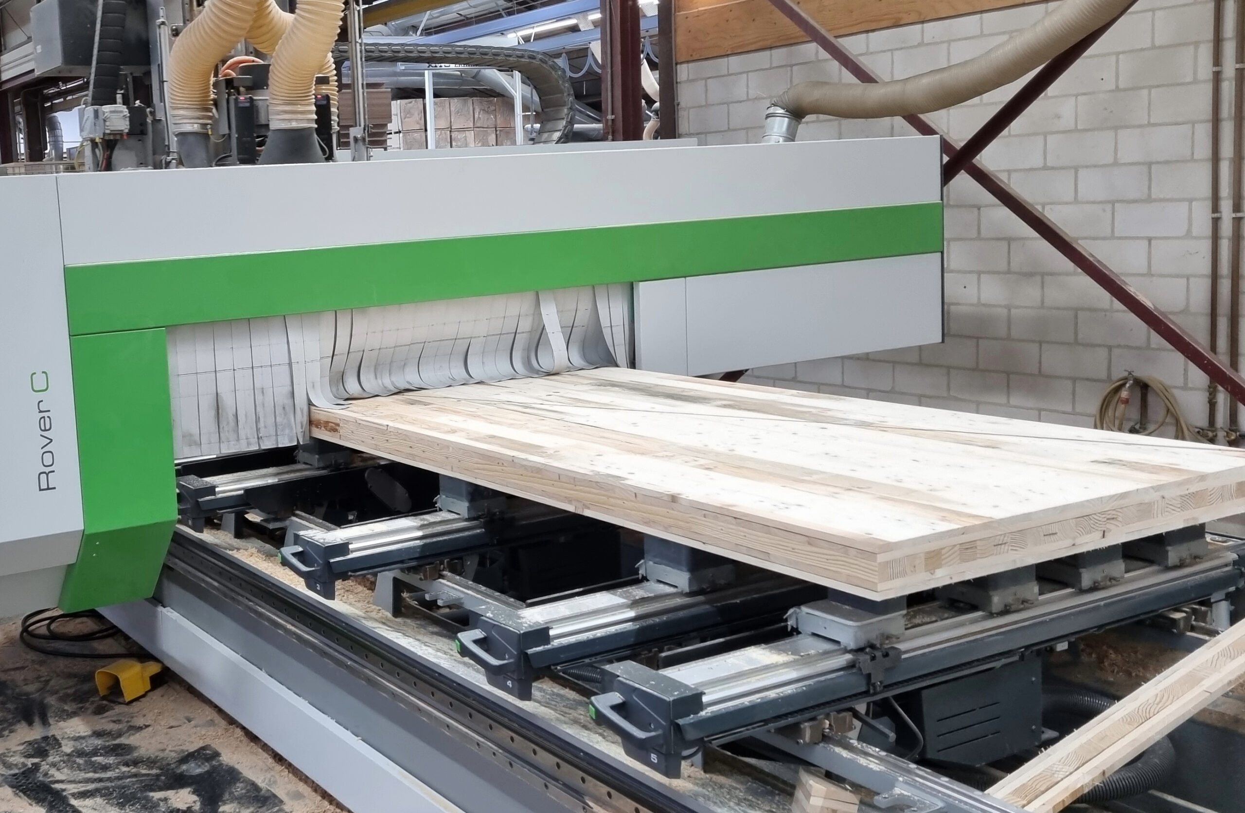 Afwerking van een c-CLT paneel door CNC frezen.