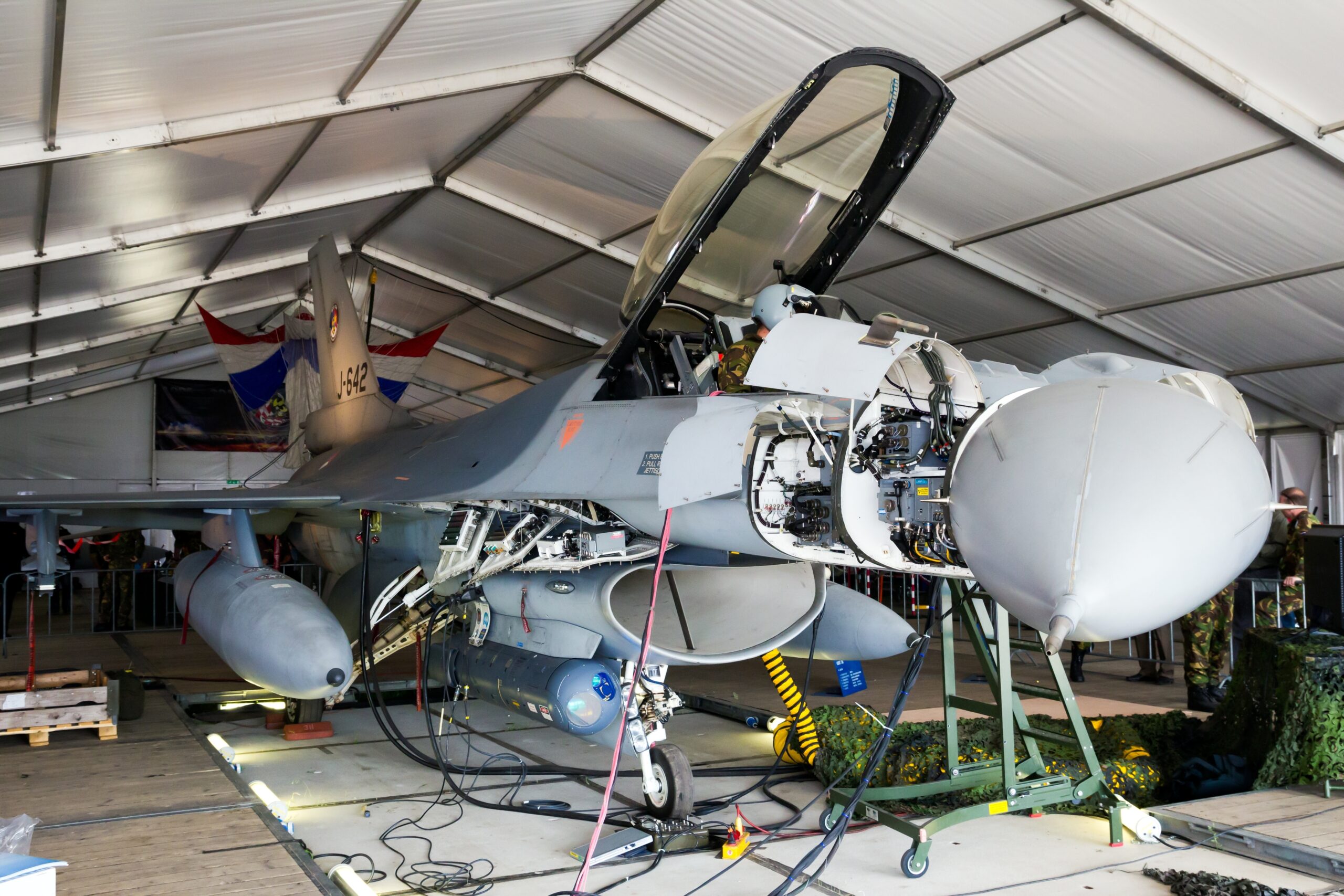 F16 in hangar op Vliegbasis Volkel. Foto: VanderWolf Images/Shutterstock