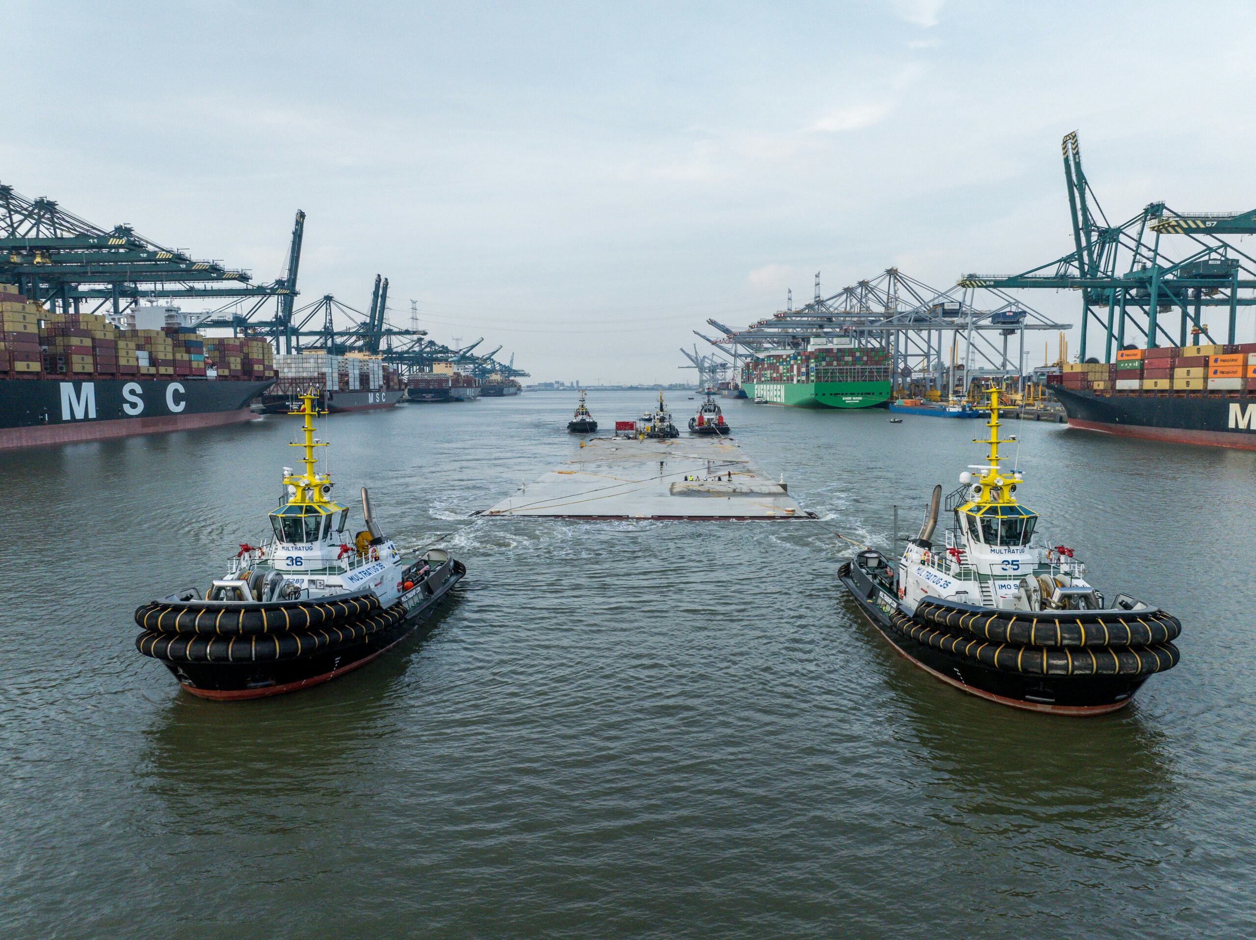 Het tunnelelement wordt opgedreven en teruggesleept naar het Doeldok. Half september wordt een nieuwe afzinkpoging gedaan. Foto: Lantis