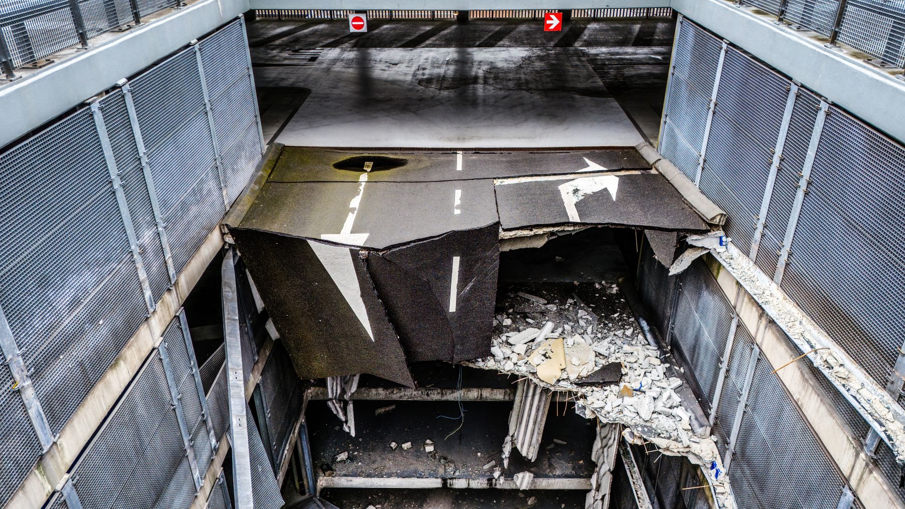 De ingestorte hellingbaan van de parkeergarage in Nieuwegein. Dergelijke ongevallen moeten in straks onderzocht worden door de aan te stellen professor. Foto: ANP 