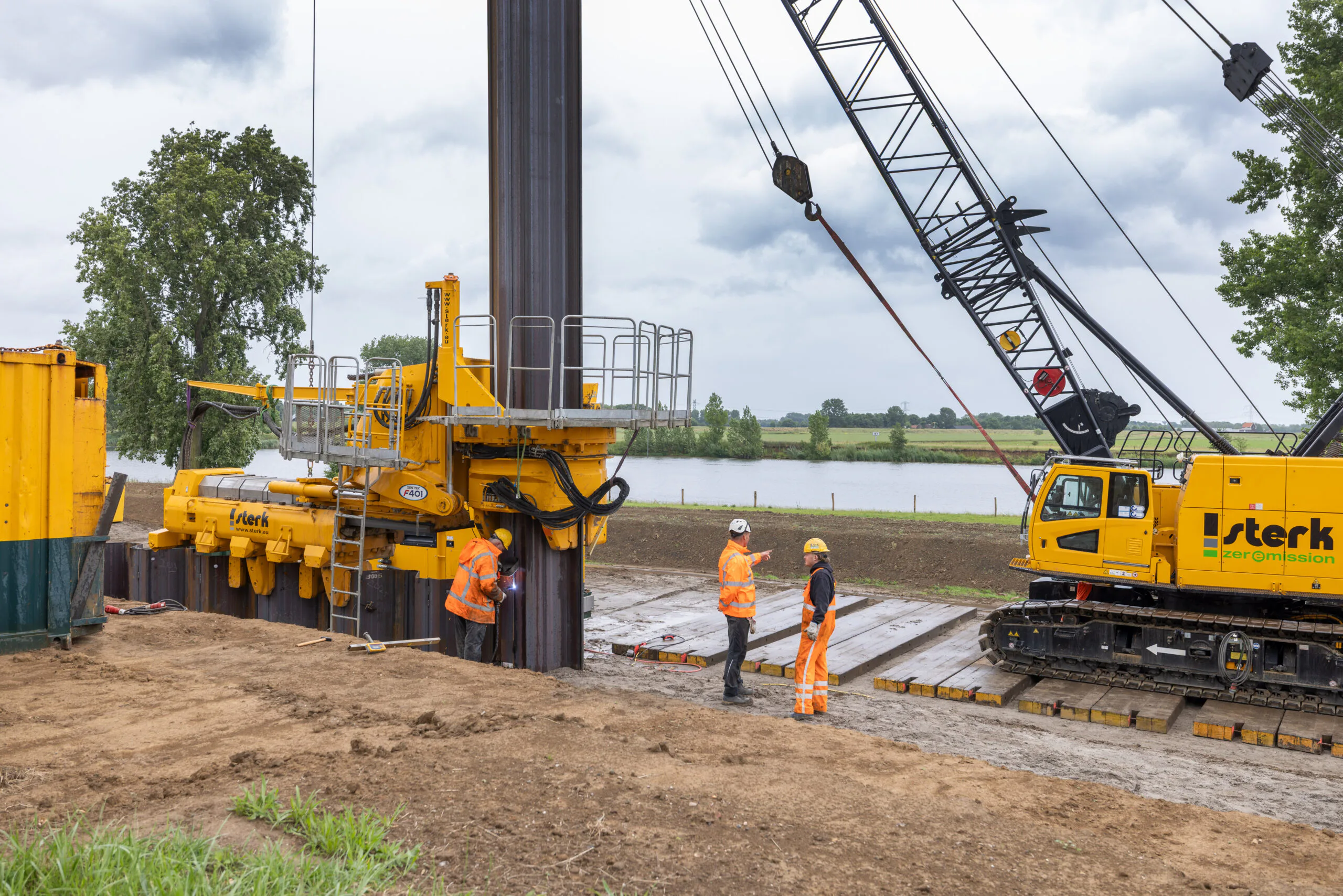 Boskalis en Sterk aan het werk met de silent piler bij project Meanderende Maas. Foto: Sjef Prins - APA