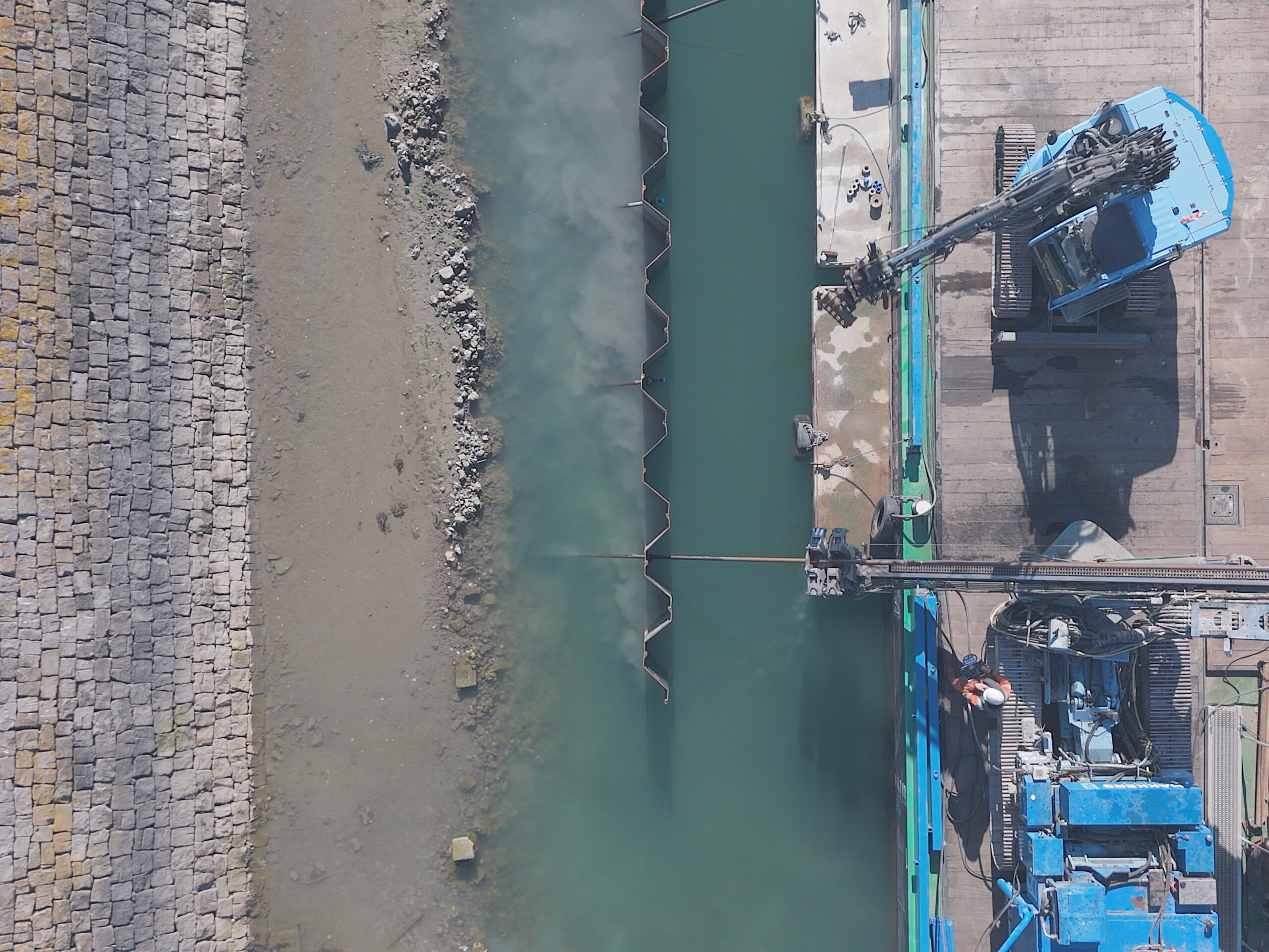 In de Scheurhaven realiseere Hakkers zo'n 400 meter nieuwe damwand. Die wordt met 120 ankers overeind gehouden. Drie ankers zijn uitgevoerd met het CO2-arme groutmengsel. Een deel van de cement is vervangen door Paebbl. Foto: Hakkers