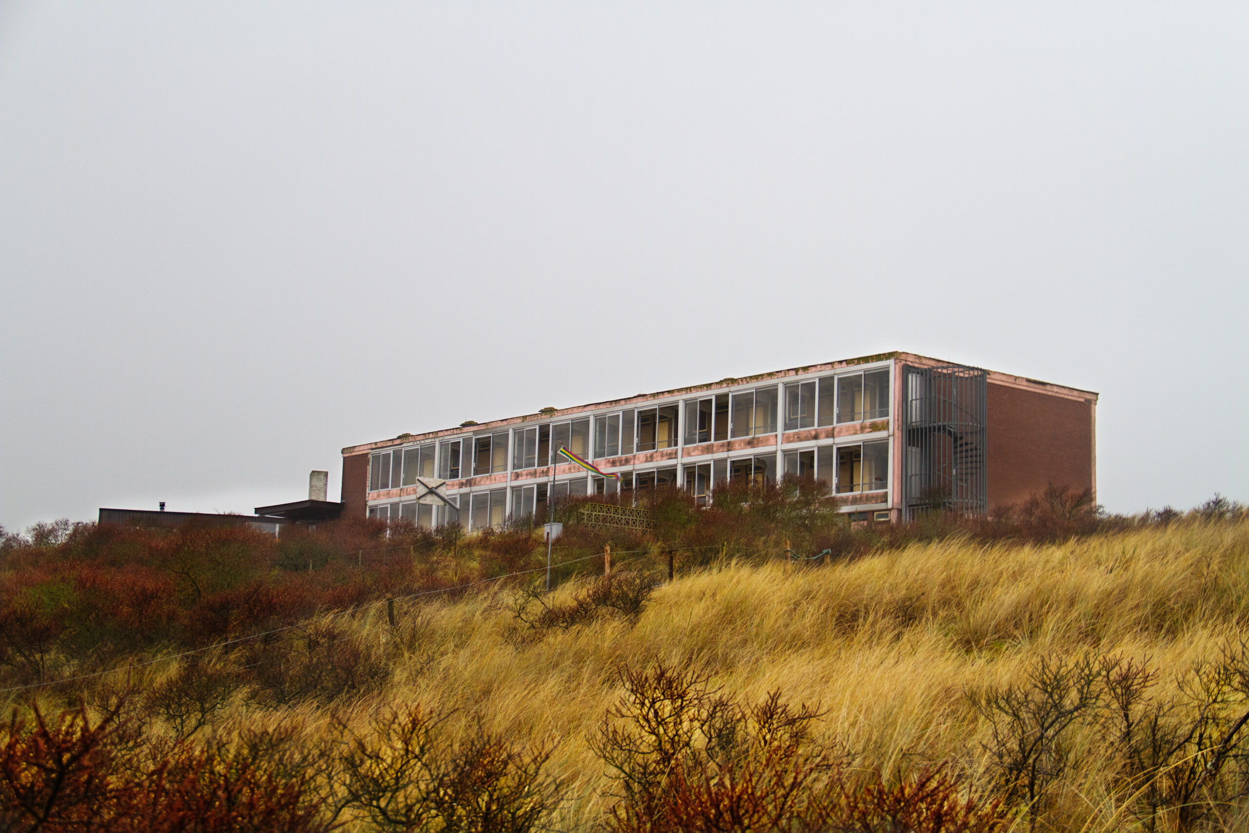 Verlaten hotel in de duinen. Foto: Matauw/Shutterstock