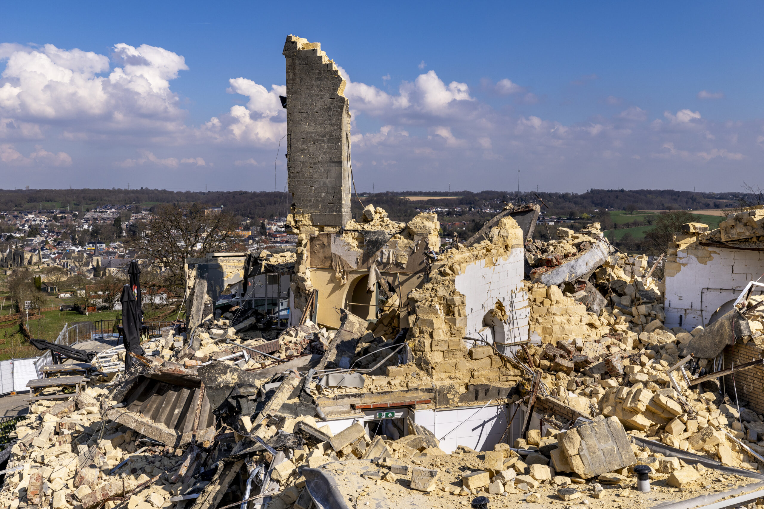 De ruim 10 meter hoge steunbeer staat al maanden op scherp en maakt onderzoek onmogelijk. Foto: Marcel van Hoorn.