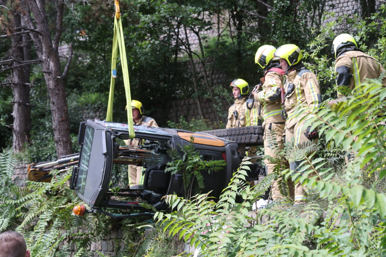 De graafmachinist moest bevrijd worden door de brandweer. Foto: Regio15.nl
