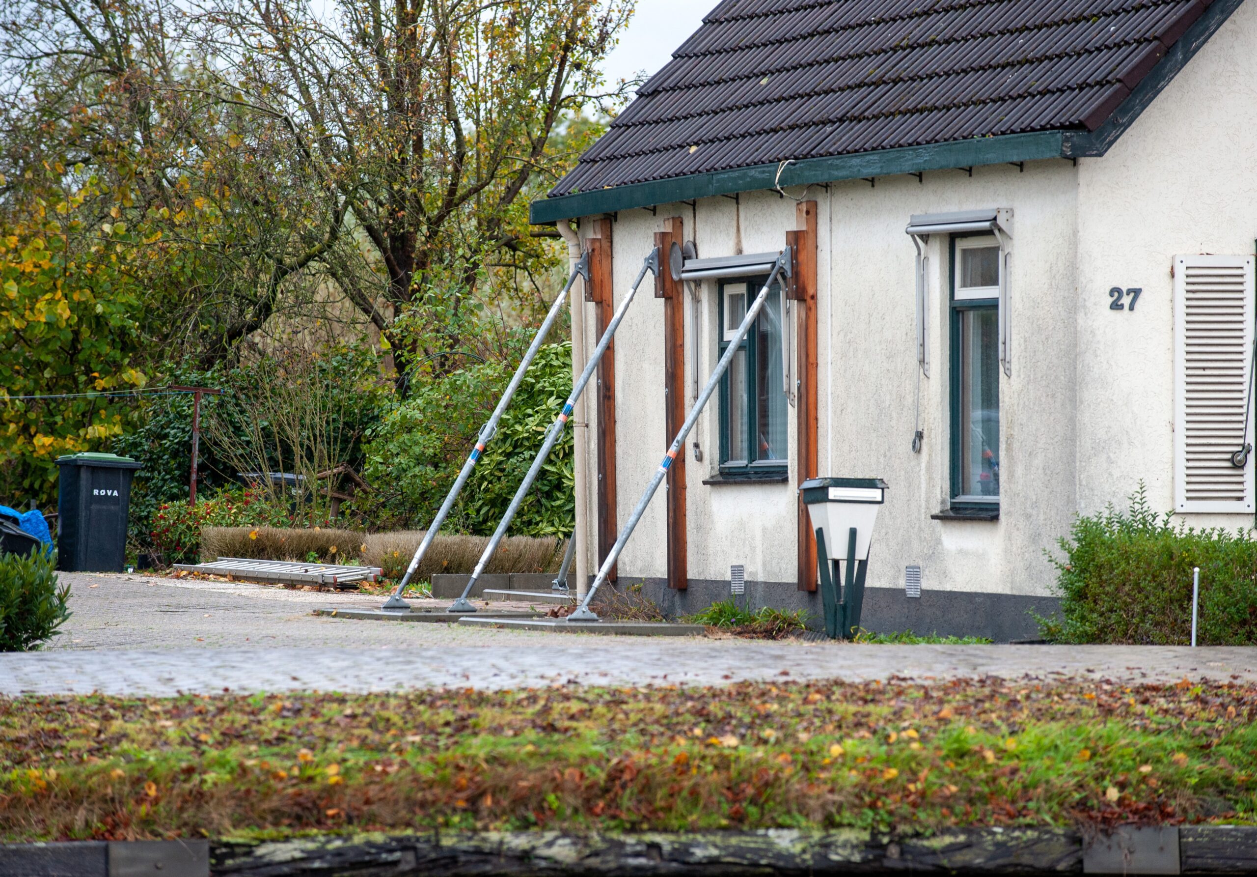 Verzakte en gestutte woning. Foto: Robert Hoetink / ANP