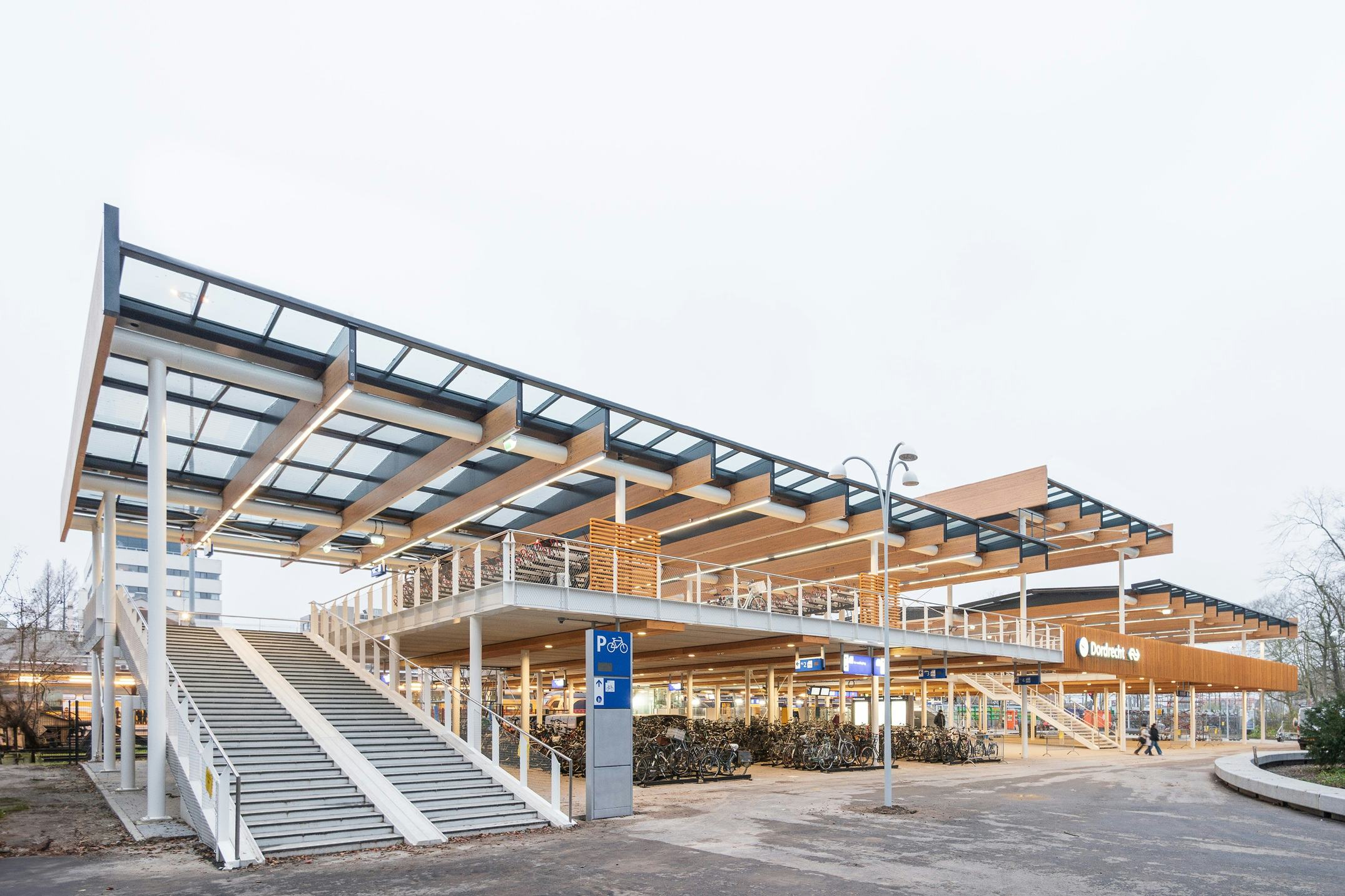 De nieuwe fietsenstalling biedt ruimte aan bijna 2.000 fietsen en 60 bromfietsen. Beeldcredits: Rindert van der Toren.