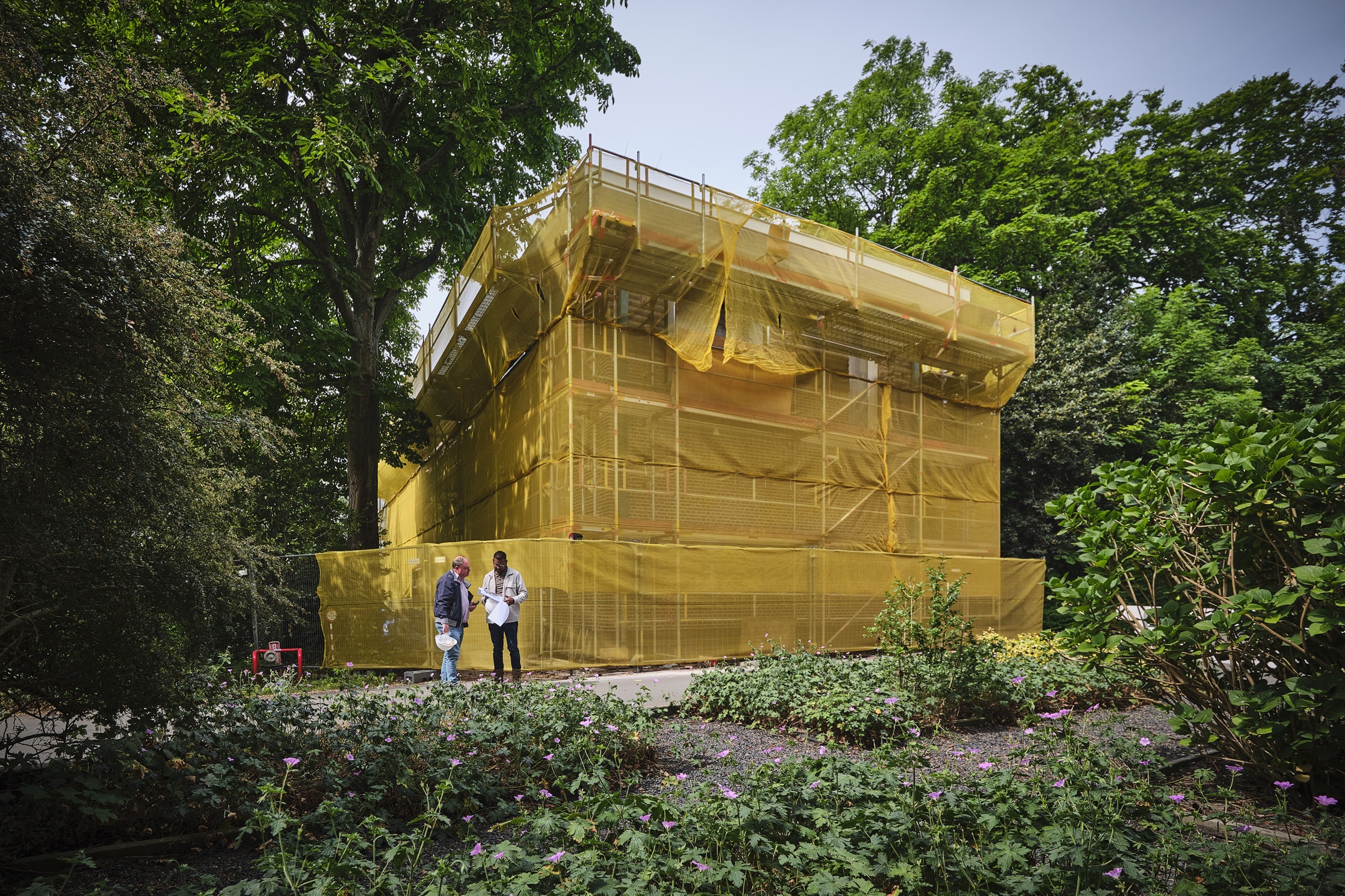 Schults Nederland houdt zich anno 2025 bezig met totaalonderhoud van de buitenschil van een pand.
Voorschoten / Hans Schulz en collega Danny bij project Veurseweg Voorschoten