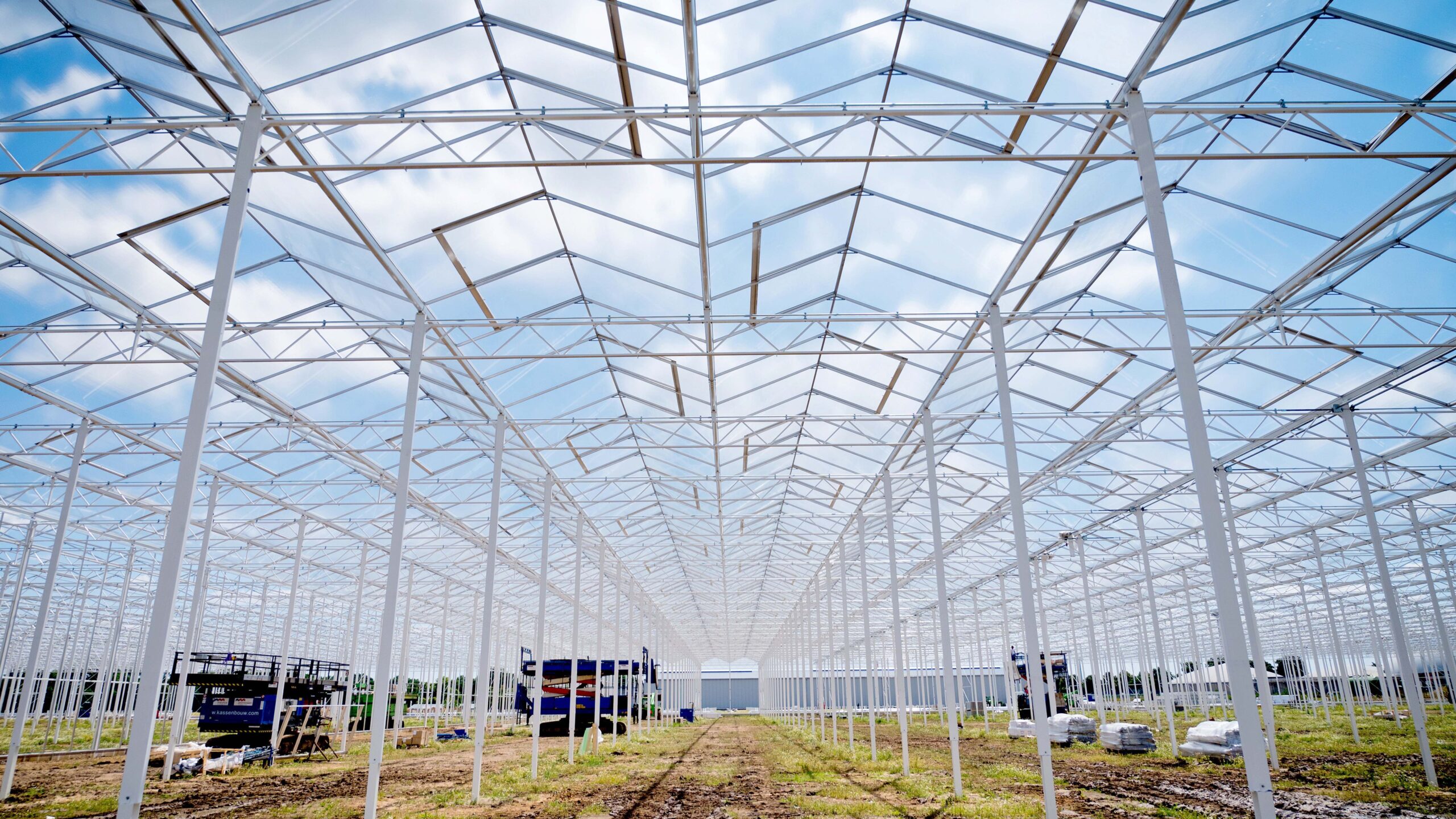 De kas van Kassenbouw Maurice in aanbouw in het Duitse plaatsje Straelen. Foto: Johan Nebbeling