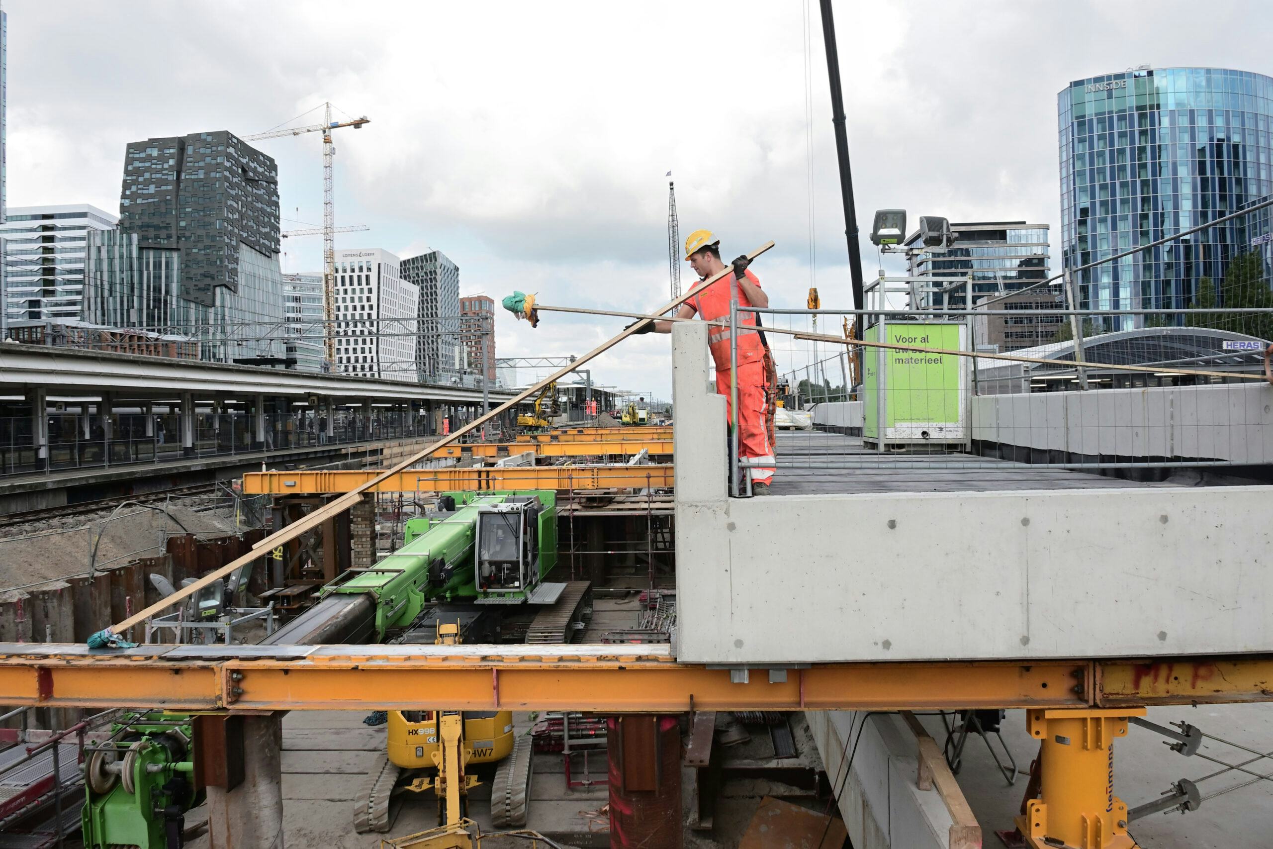 Een medewerkers van combinatie Nieuw-Zuid brengt smeermiddel aan op de baan, waarover het metrodek naar zijn plek glijdt. Foto: Ronald Bakker