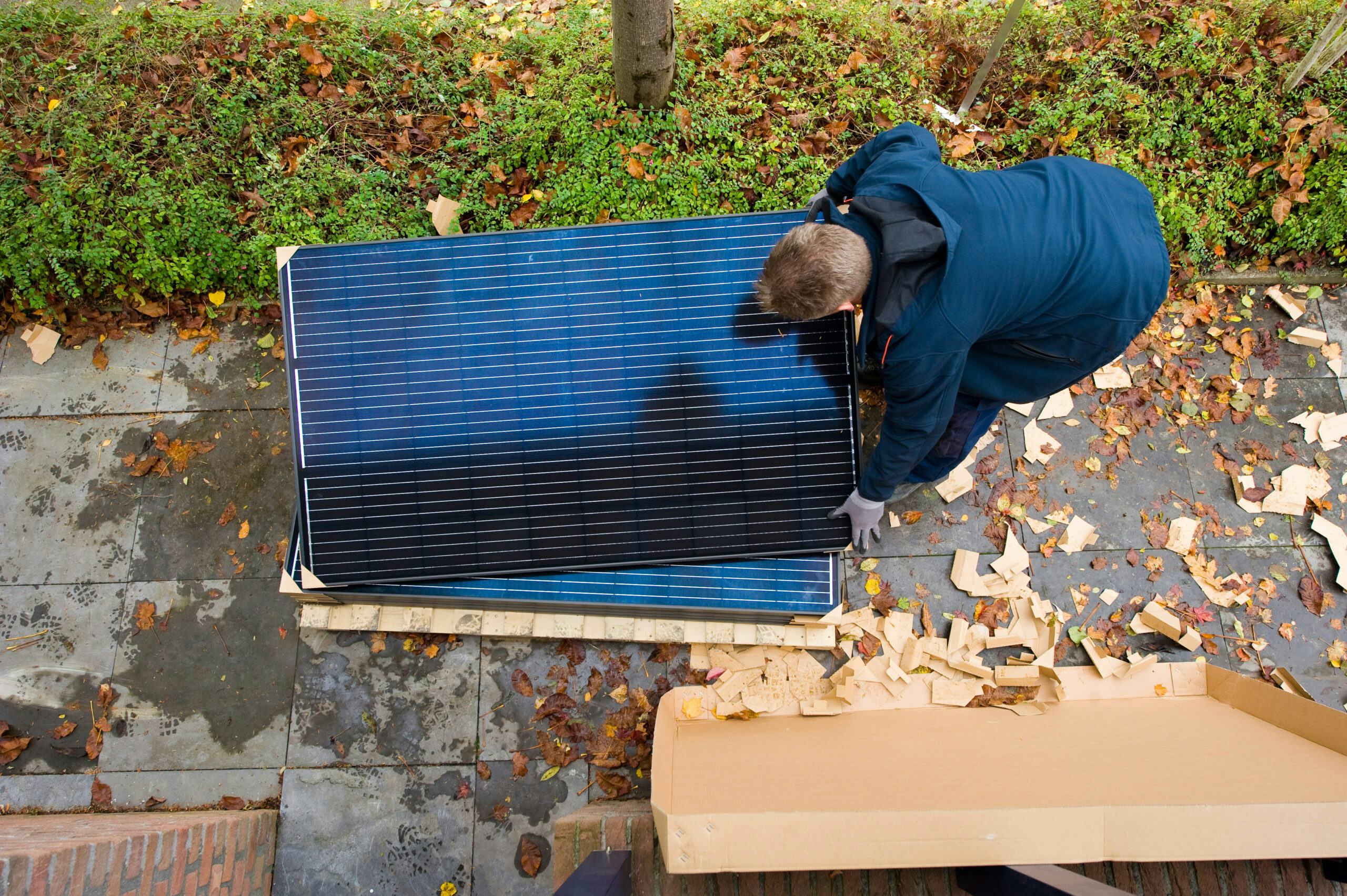 Installateur aan het werk. Foto: Robert Hoetink/Shutterstock