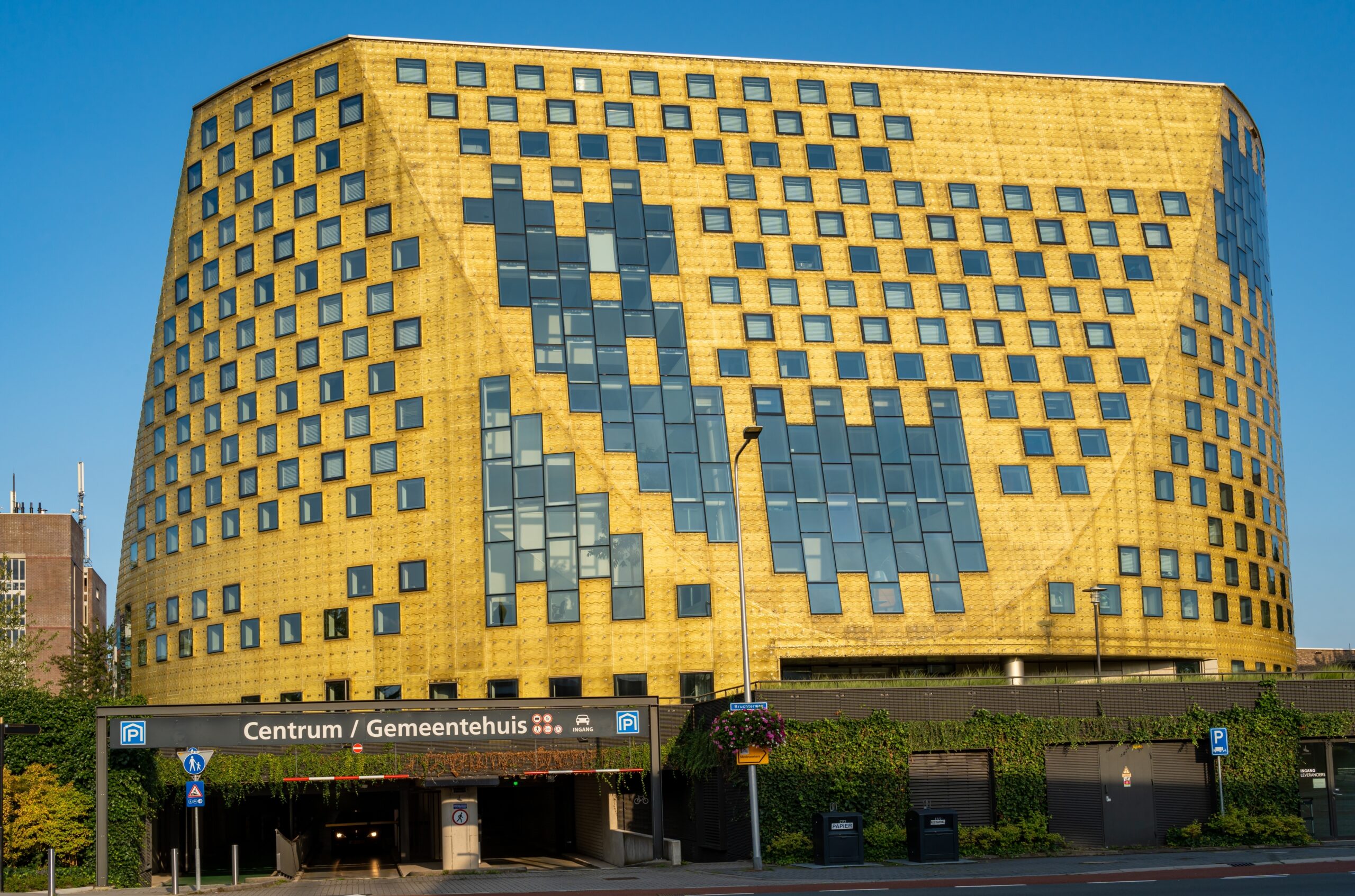 De beruchte gevel van het gemeentehuis in Hardenberg. Foto: Milos Ruzicka/Shutterstock