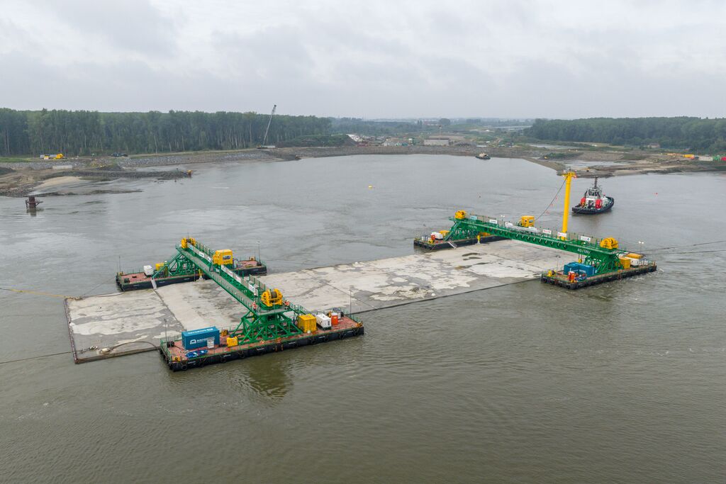 De afzinkpontons van de Scheldetunnel blijven de komende weken standby. Ze blijven ook gekoppeld aan het vierde element dat inmiddels op de bodem ligt. Foto: Lantis