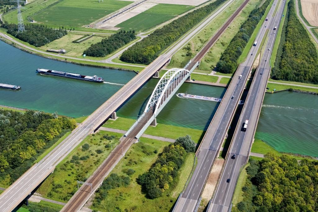 De Kreekrakbrug met spoorbrug in het midden in het Schelde-Rijnkanaal. Foto: Rijkswaterstaat