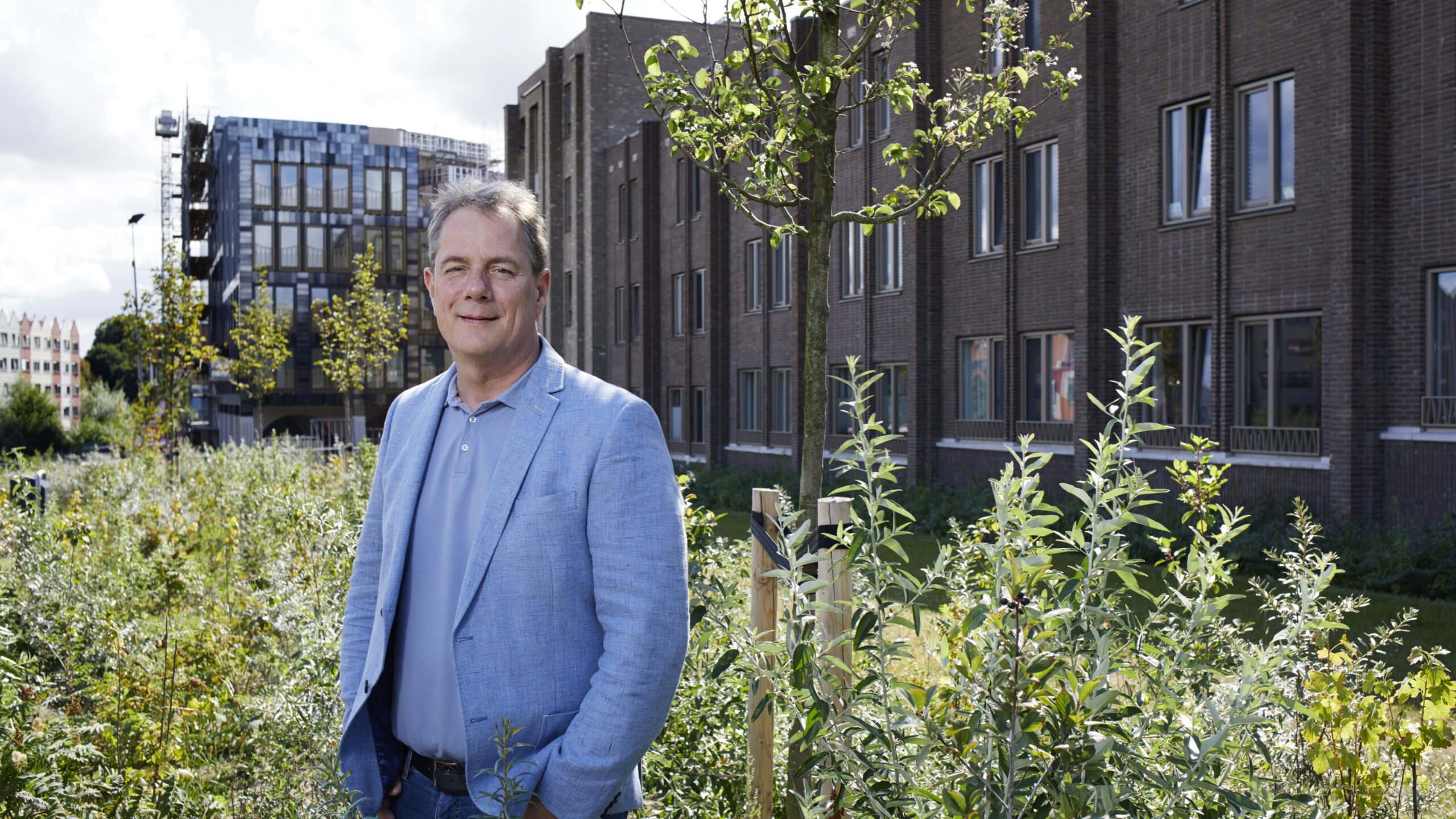 Hans Adriani in de gemeenschappelijke tuin van Hof van Leeuwesteyn, een woonzorgcomplex van Woonin in Leidsche Rijn. Foto: Christiaan Krouwels