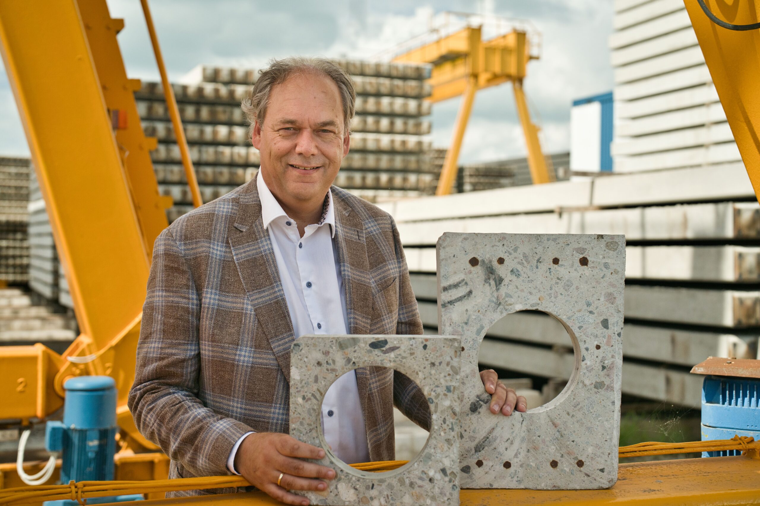 John Engelsman, algemeen directeur van de IJB Groep, met een doorsnede van de ECO-balk en de ECO-paal.