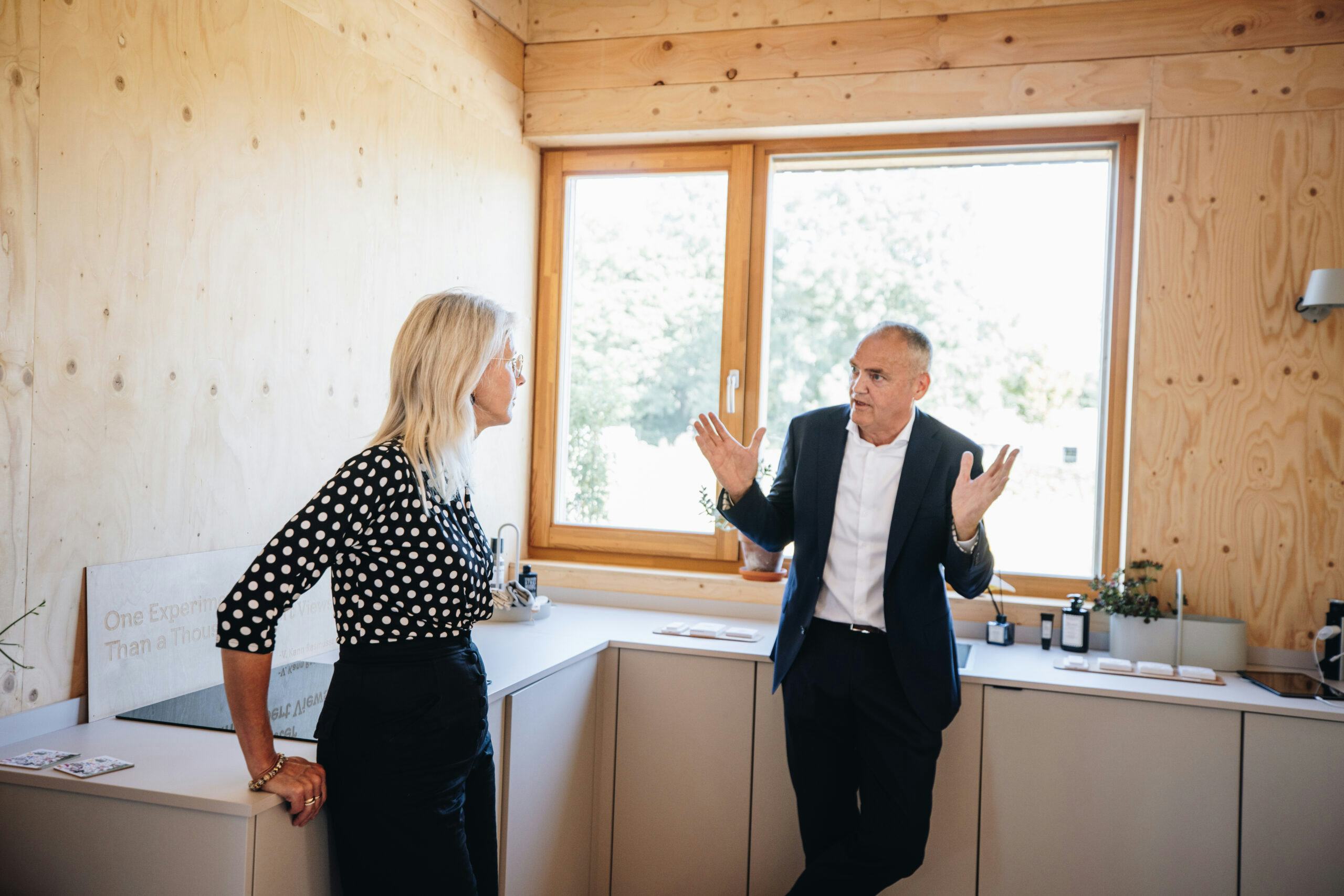 Demissionair minister Mona Keijzer in de Smûkwoning met Biense Dijkstra. Foto: Idzard Schiphof