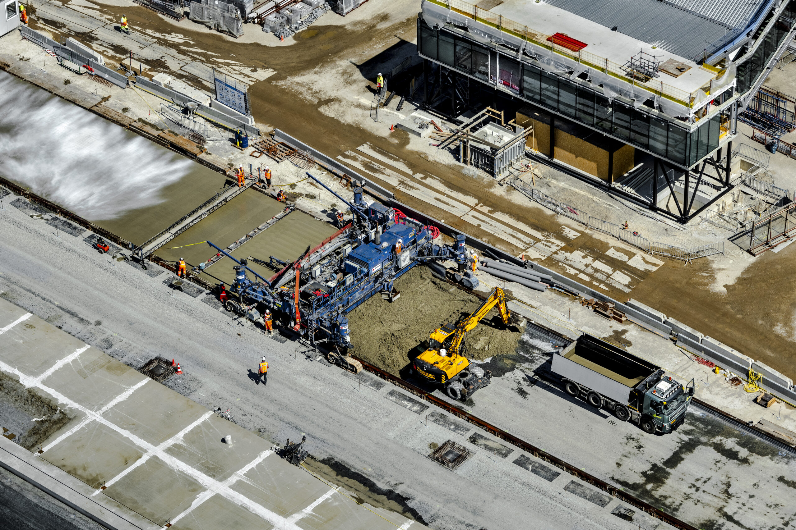 De bouw van de A-pier begin 2020. De nieuwe betonplaat voor een vliegtuigopstelplaats moest er later weer uit, vanwege een dispuut over de  kwaliteit. Foto: John Gundlach