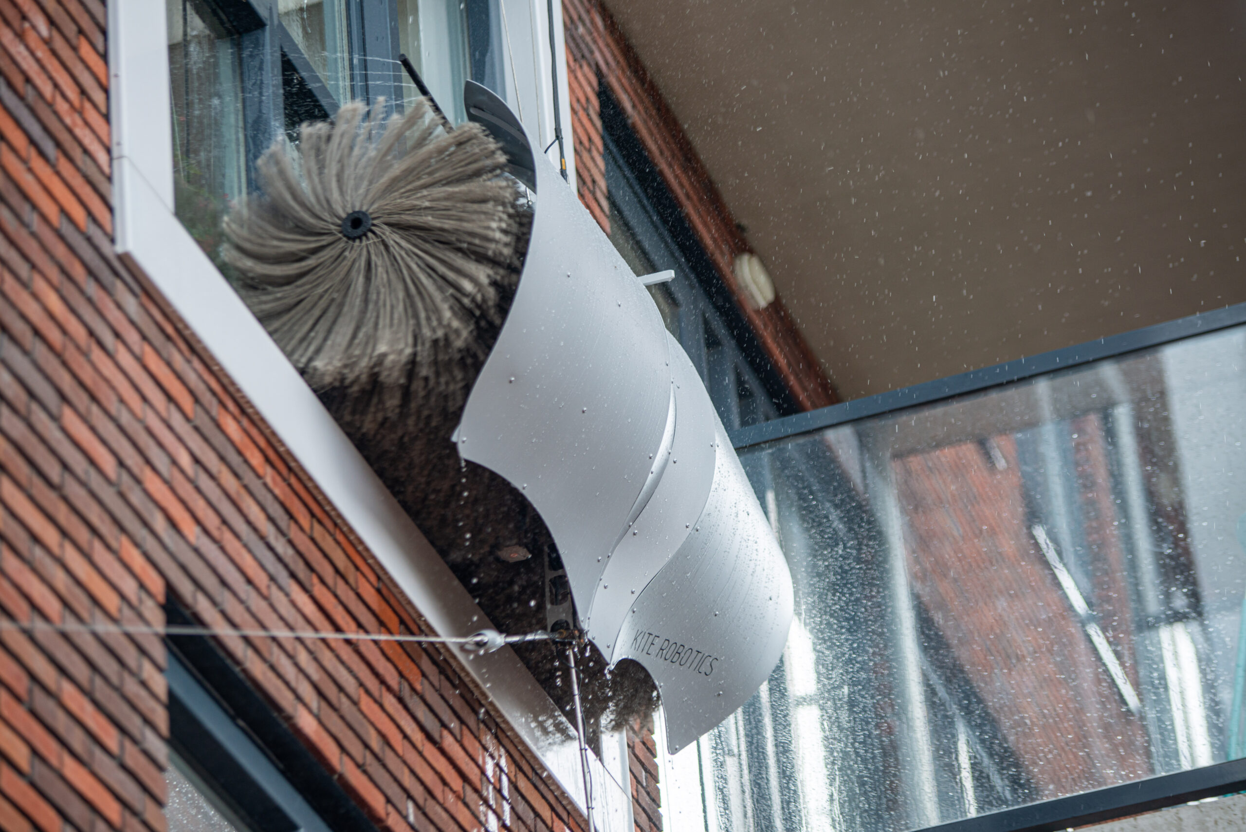 De kite-robot wast de ramen van een flat aan de Lomanlaan in Utrecht. Foto: Kite Robotics.