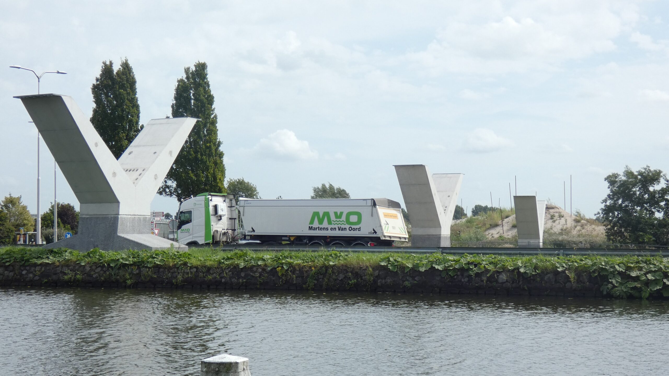 De pijlers van de brug staan al een tijdje overeind. De bouw is inmiddels miljoenen duurder geworden. Foto: Cobouw